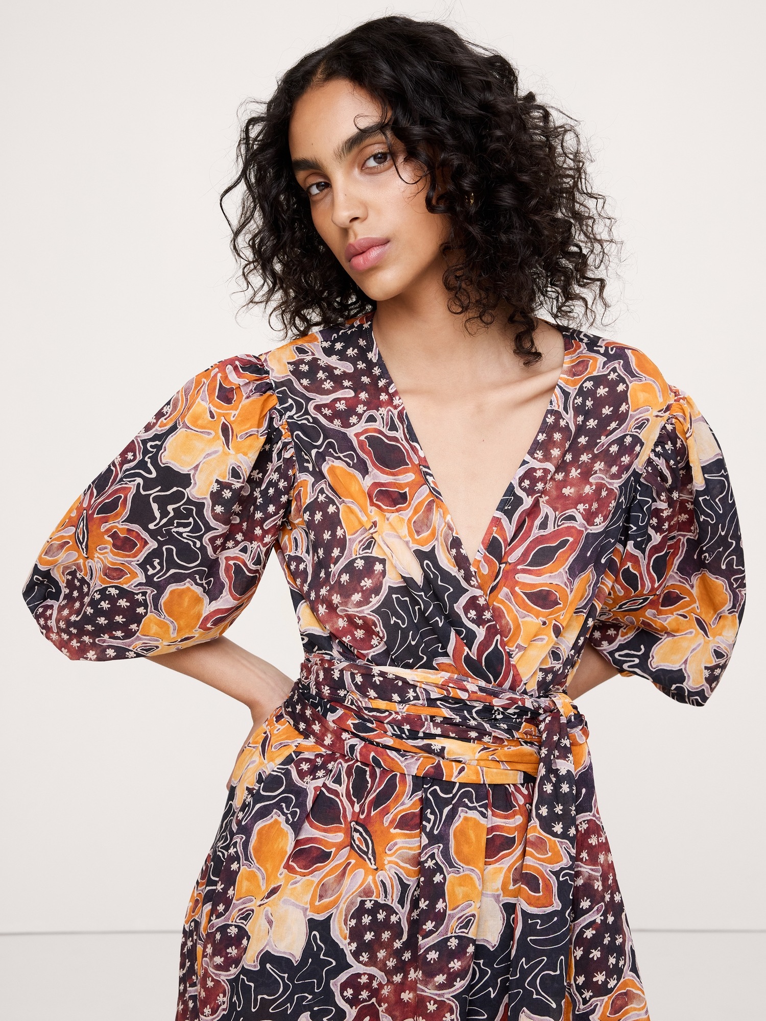Женское платье Banana Republic Lightweight Cotton Wrap Maxi, цвет: Фиолетовый — фото 3