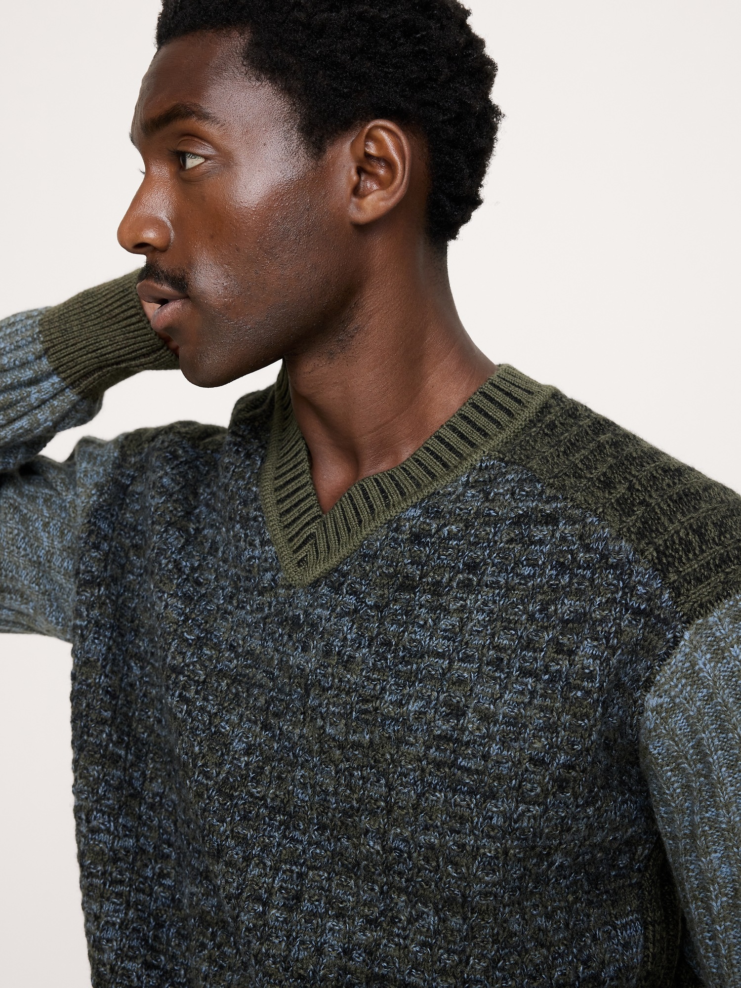 Мужской свитер Banana Republic Merino V-Neck, цвет: Оливковый зелёный — фото 3