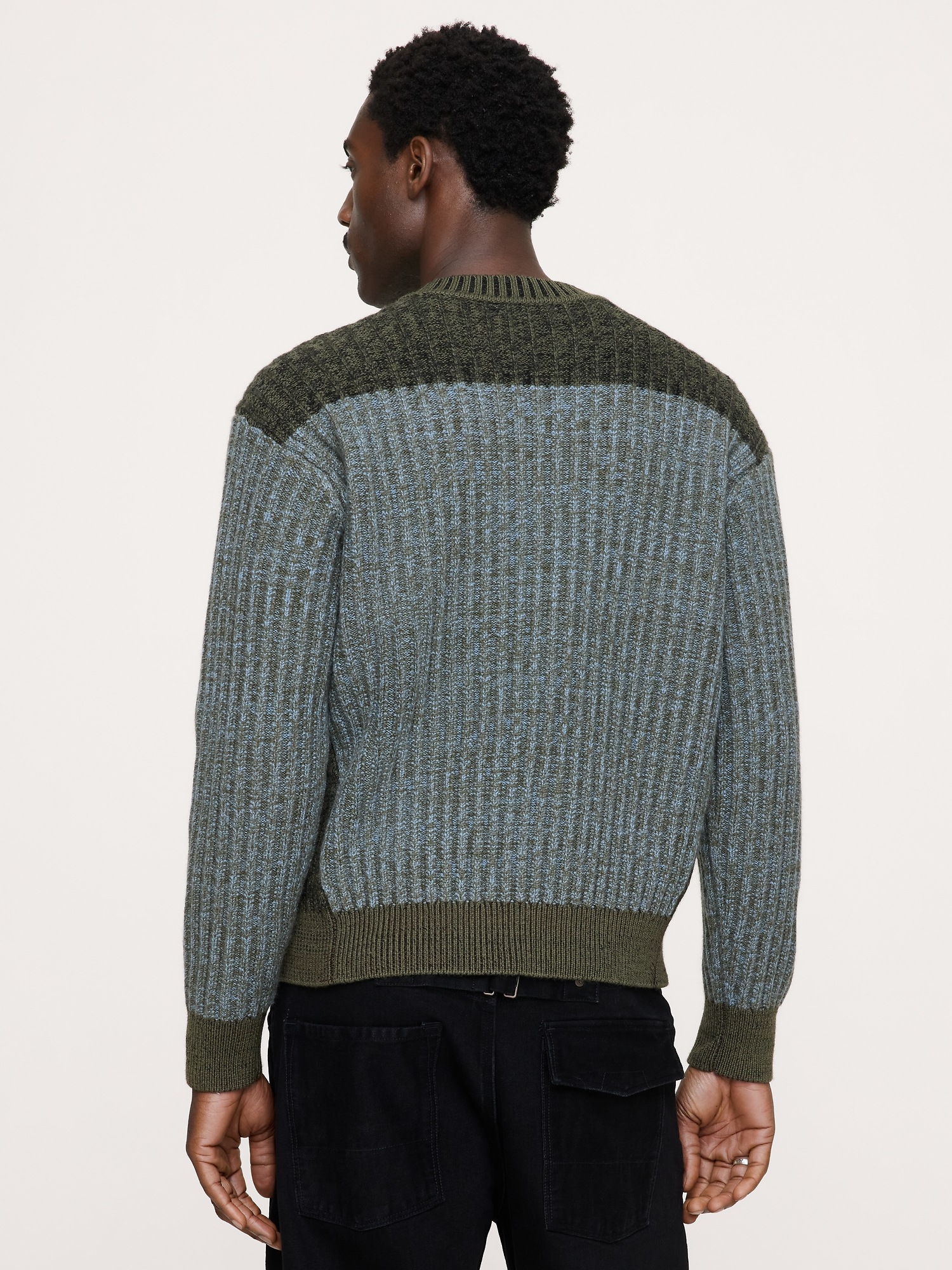 Мужской свитер Banana Republic Merino V-Neck, цвет: Оливковый зелёный — фото 2