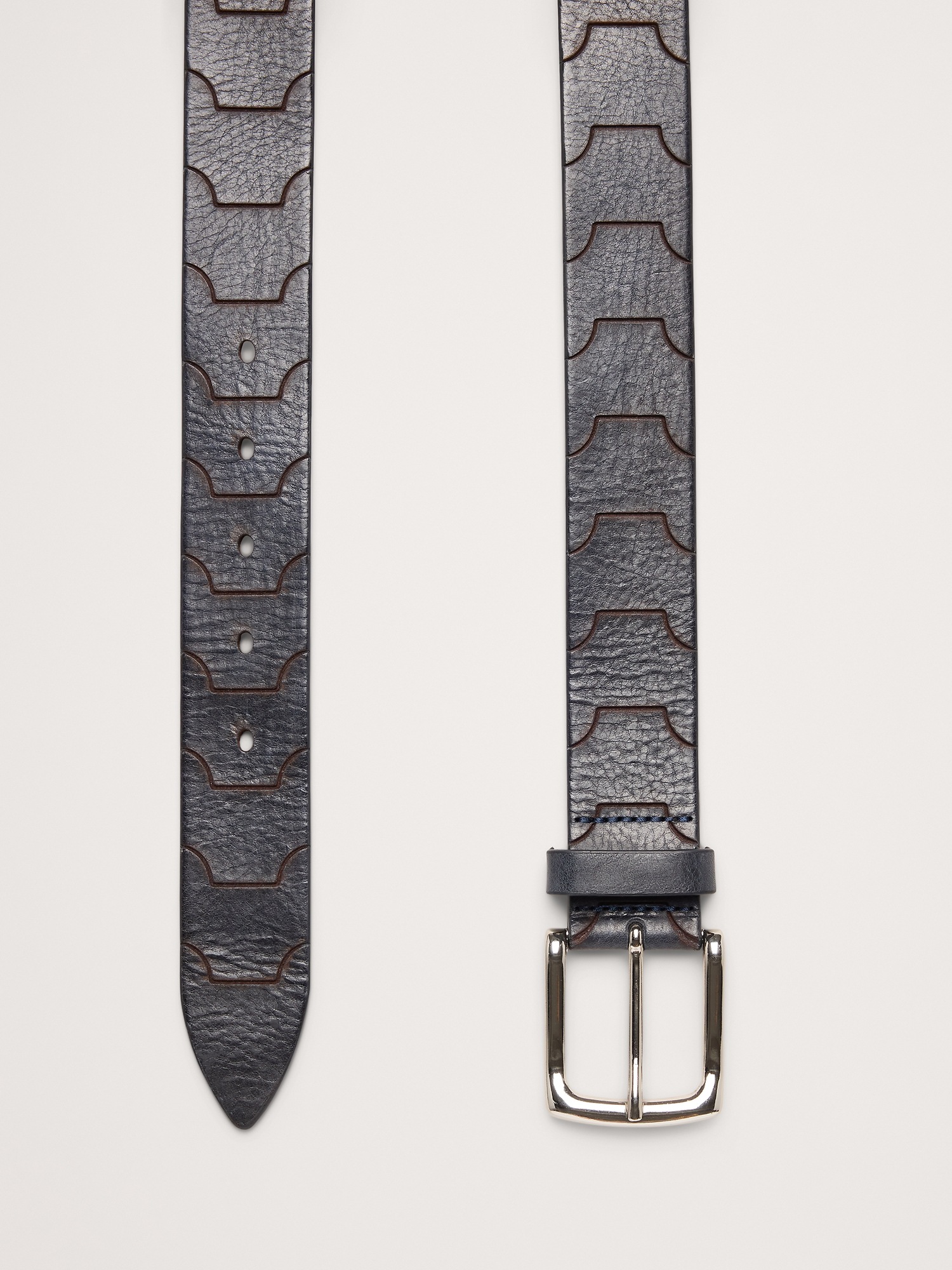 Мужской ремень Banana Republic Geo Embossed Leather Belt, цвет: Угольный серый — фото 3