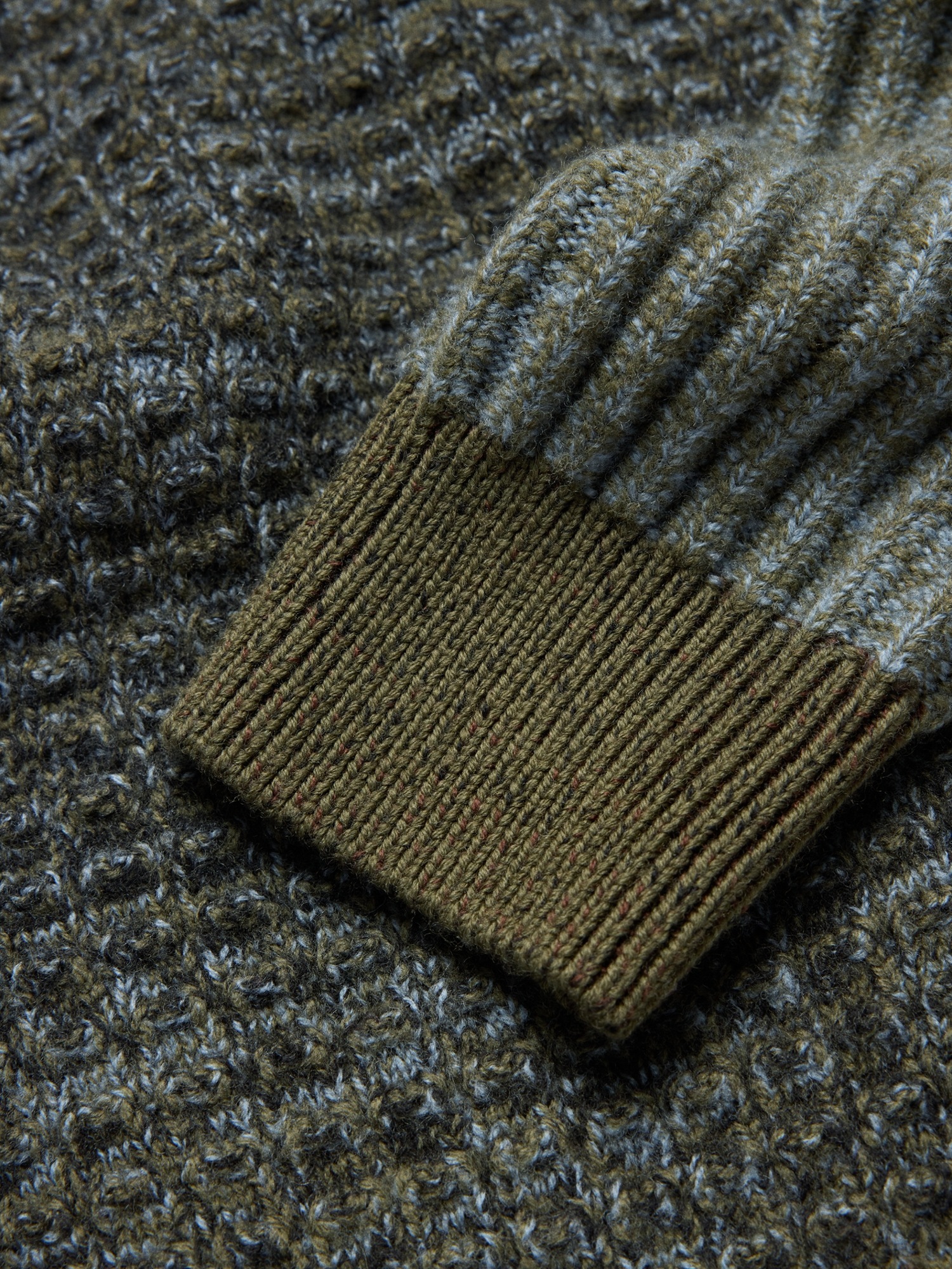 Мужской свитер Banana Republic Merino V-Neck, цвет: Оливковый зелёный — фото 5