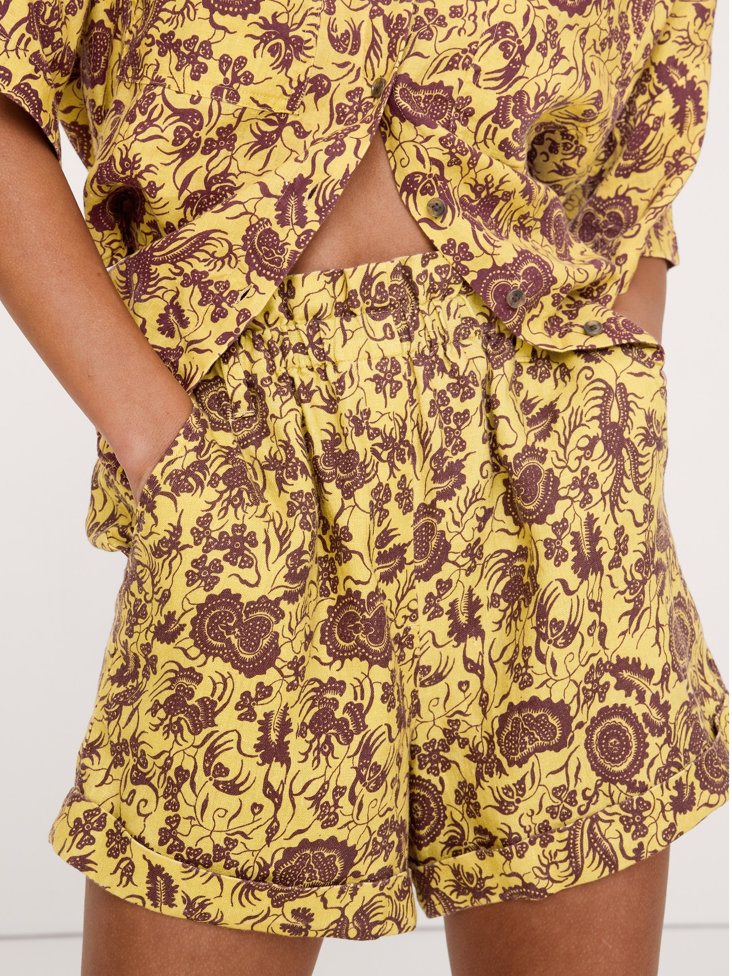 Image number 3 showing, 3.5" Paperbag-Waist Pull-On Linen Short