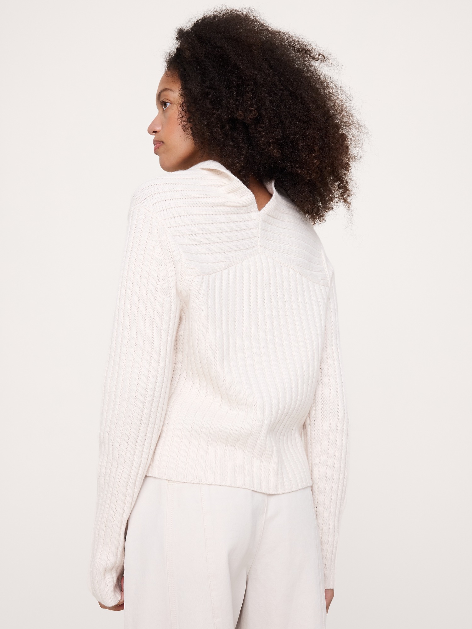Женский свитер Banana Republic Wool-Cotton Drape-Neck, цвет: Кремовый белый — фото 2