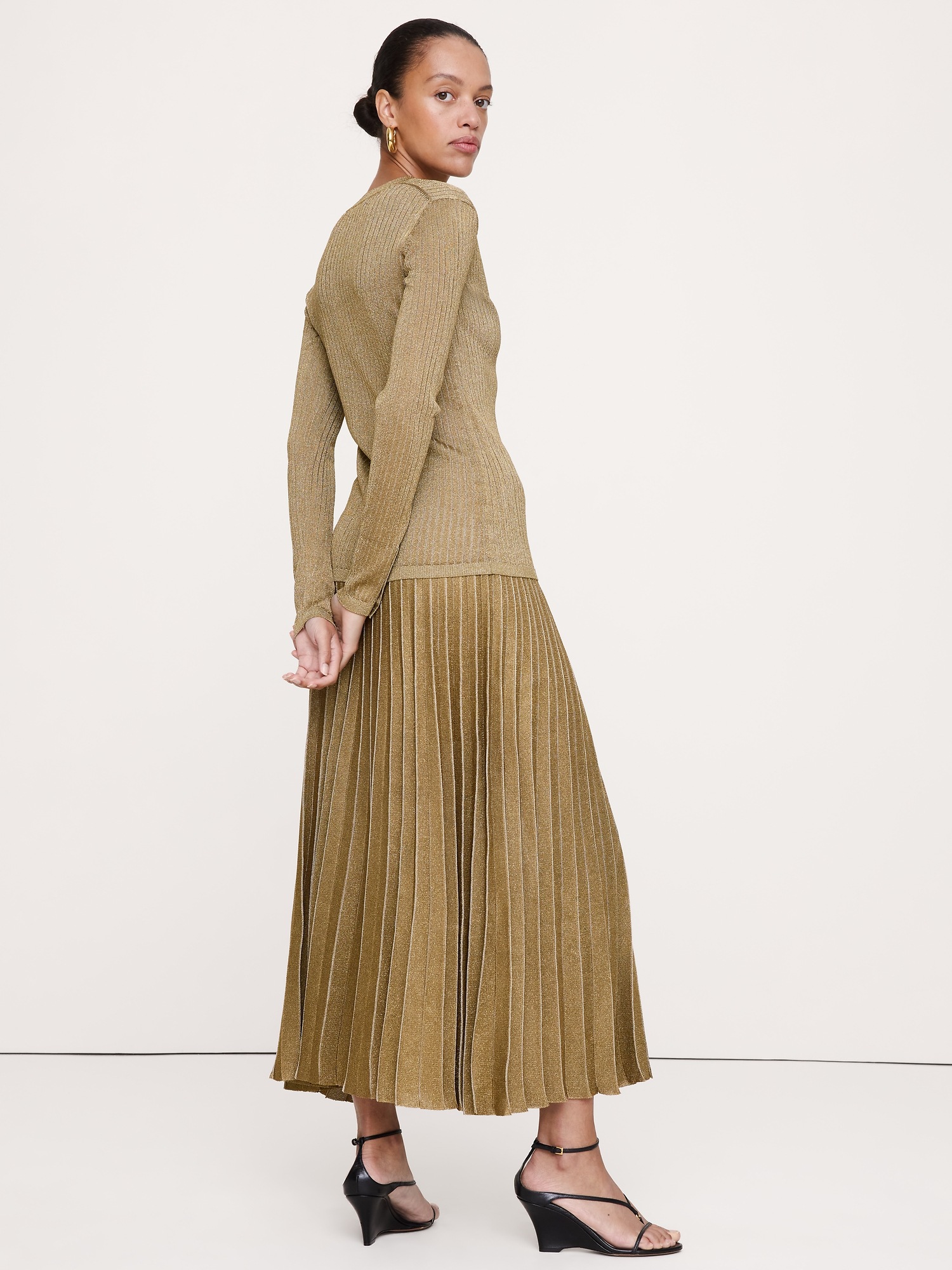 Женская юбка Banana Republic Pleated Metallic Sweater Skirt, цвет: Золотой — фото 2