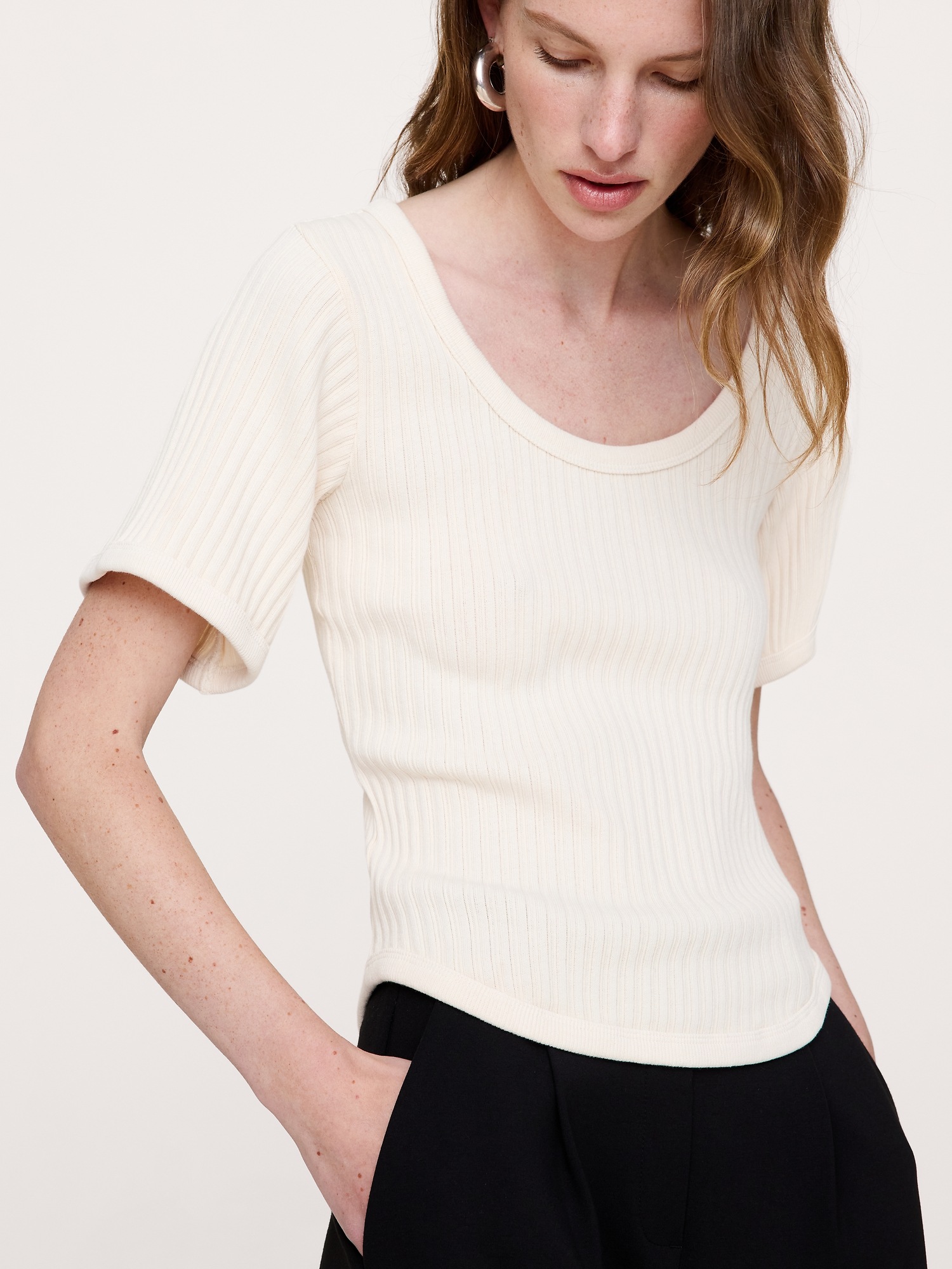 Женская футболка Banana Republic Ribbed Stretch-Cotton Scoop-Neck, цвет: Алебастровый молочно-белый — фото 3