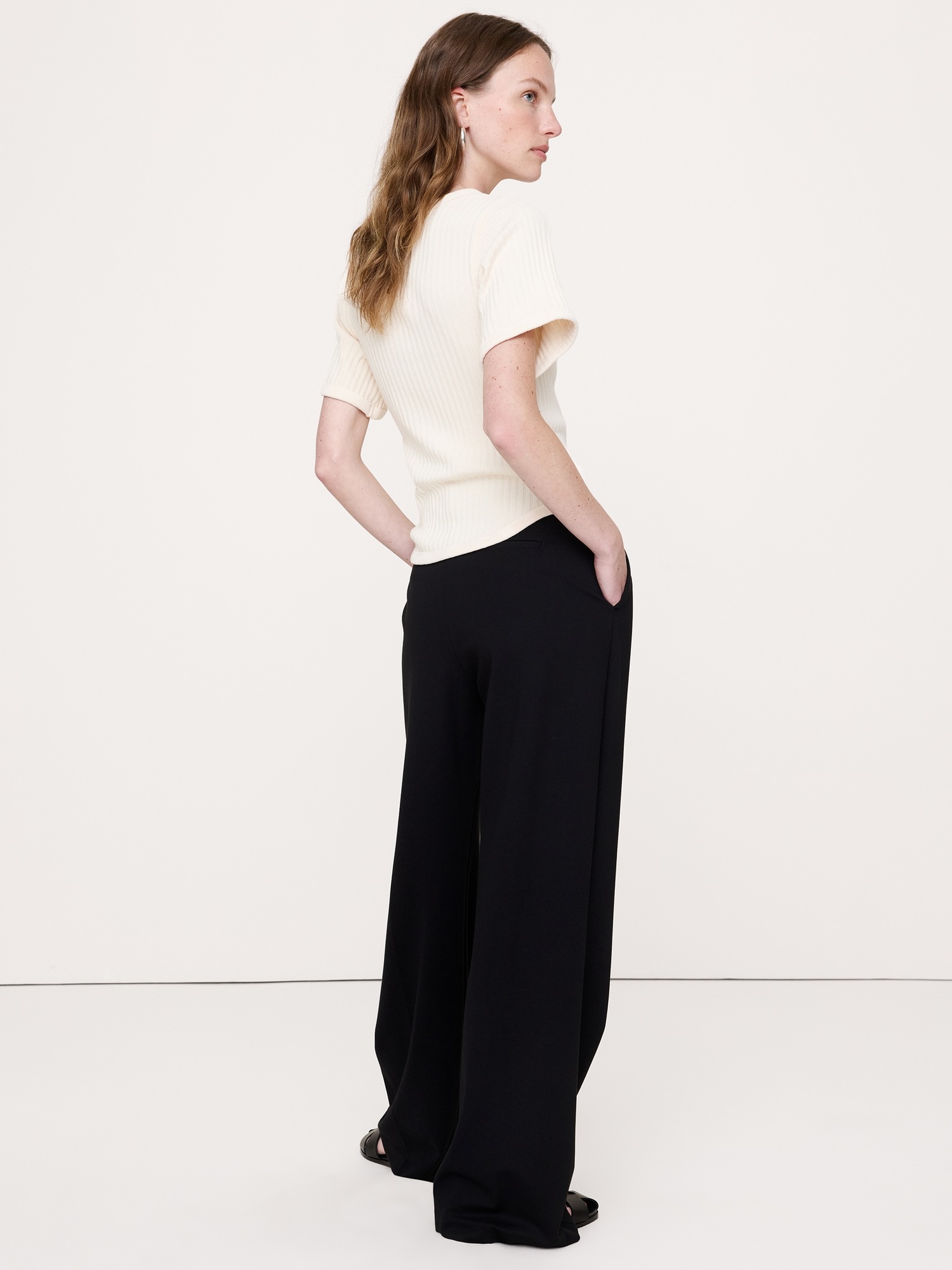 Женская футболка Banana Republic Ribbed Stretch-Cotton Scoop-Neck, цвет: Алебастровый молочно-белый — фото 2