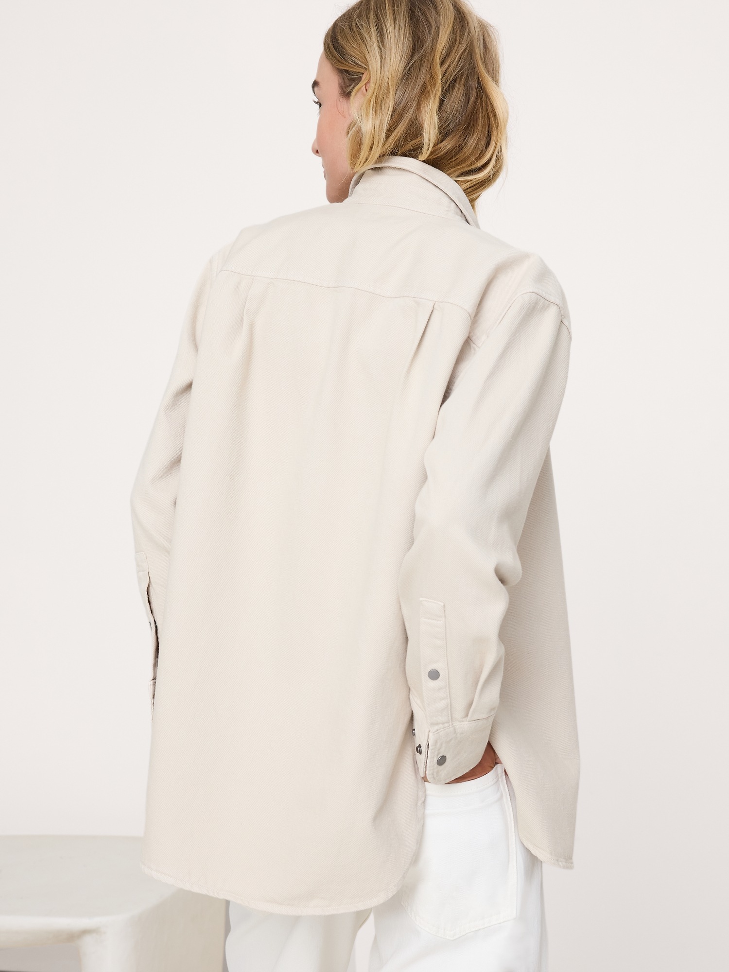 Женская рубашка Banana Republic The Oversized Denim Shirt, цвет: Экрю бежевый — фото 2