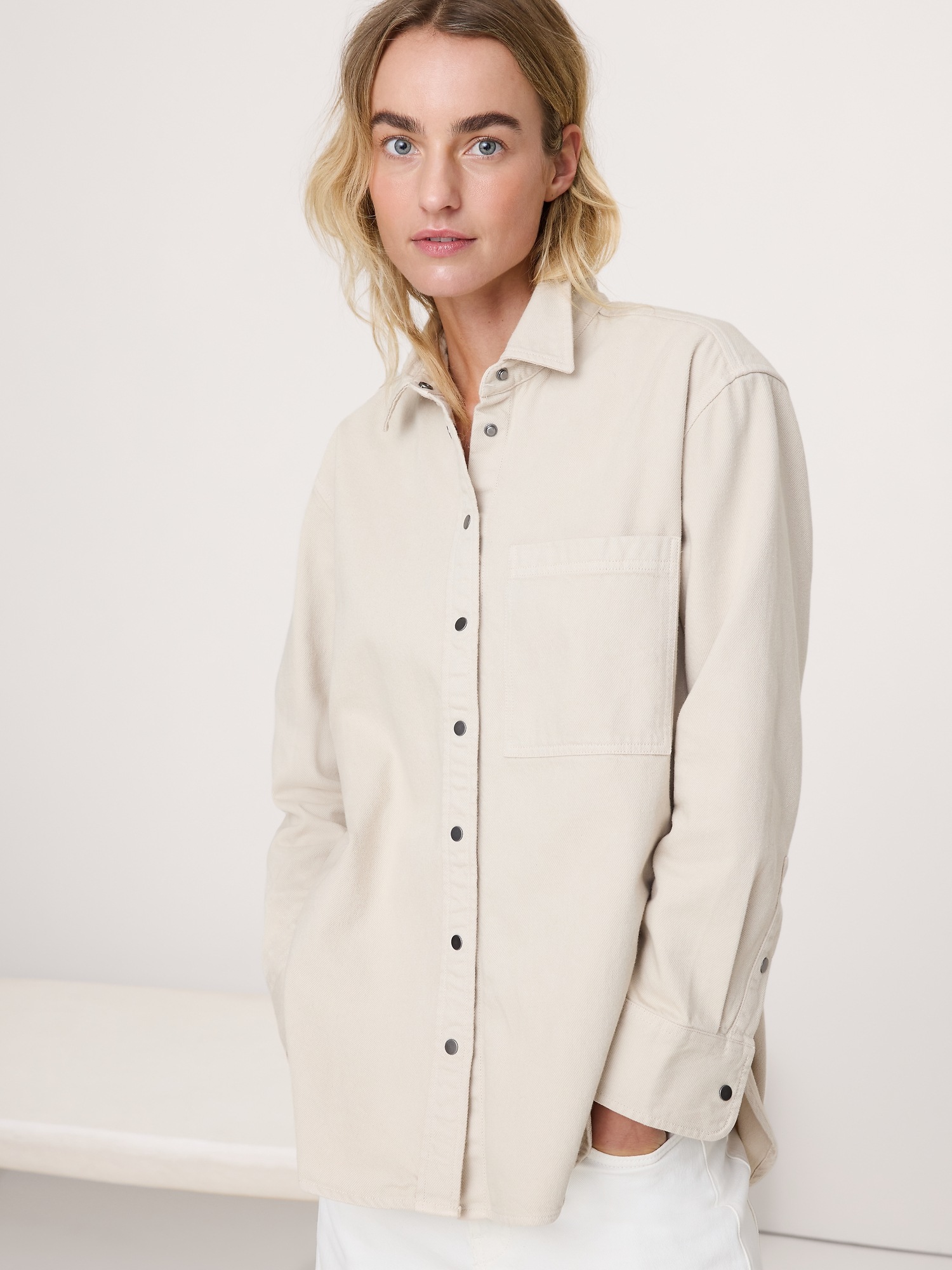 Женская рубашка Banana Republic The Oversized Denim Shirt, цвет: Экрю бежевый — фото 3