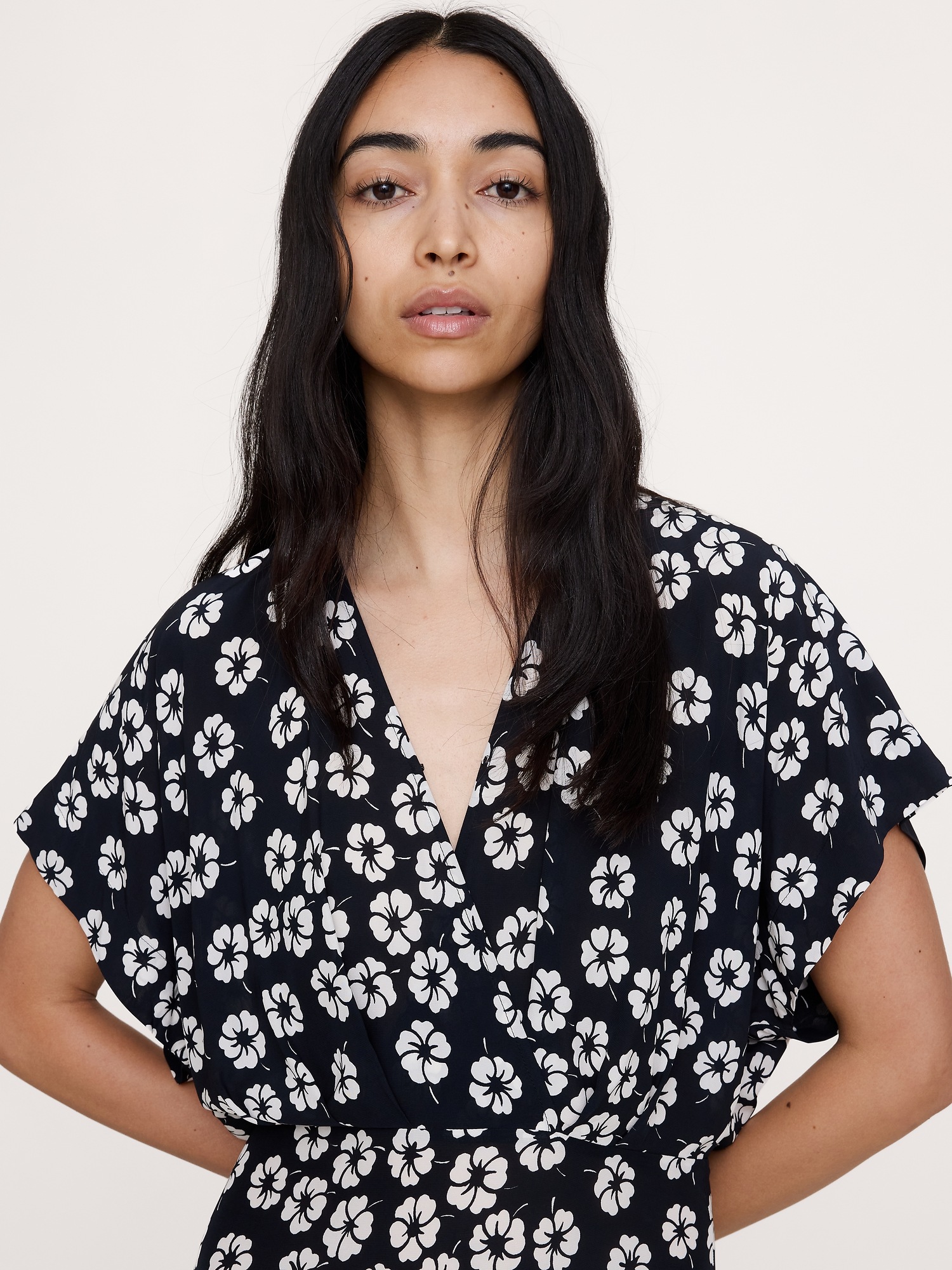 Женское платье Banana Republic Crepe Wide-Sleeved Maxi, цвет: Чёрный с принтом — фото 3