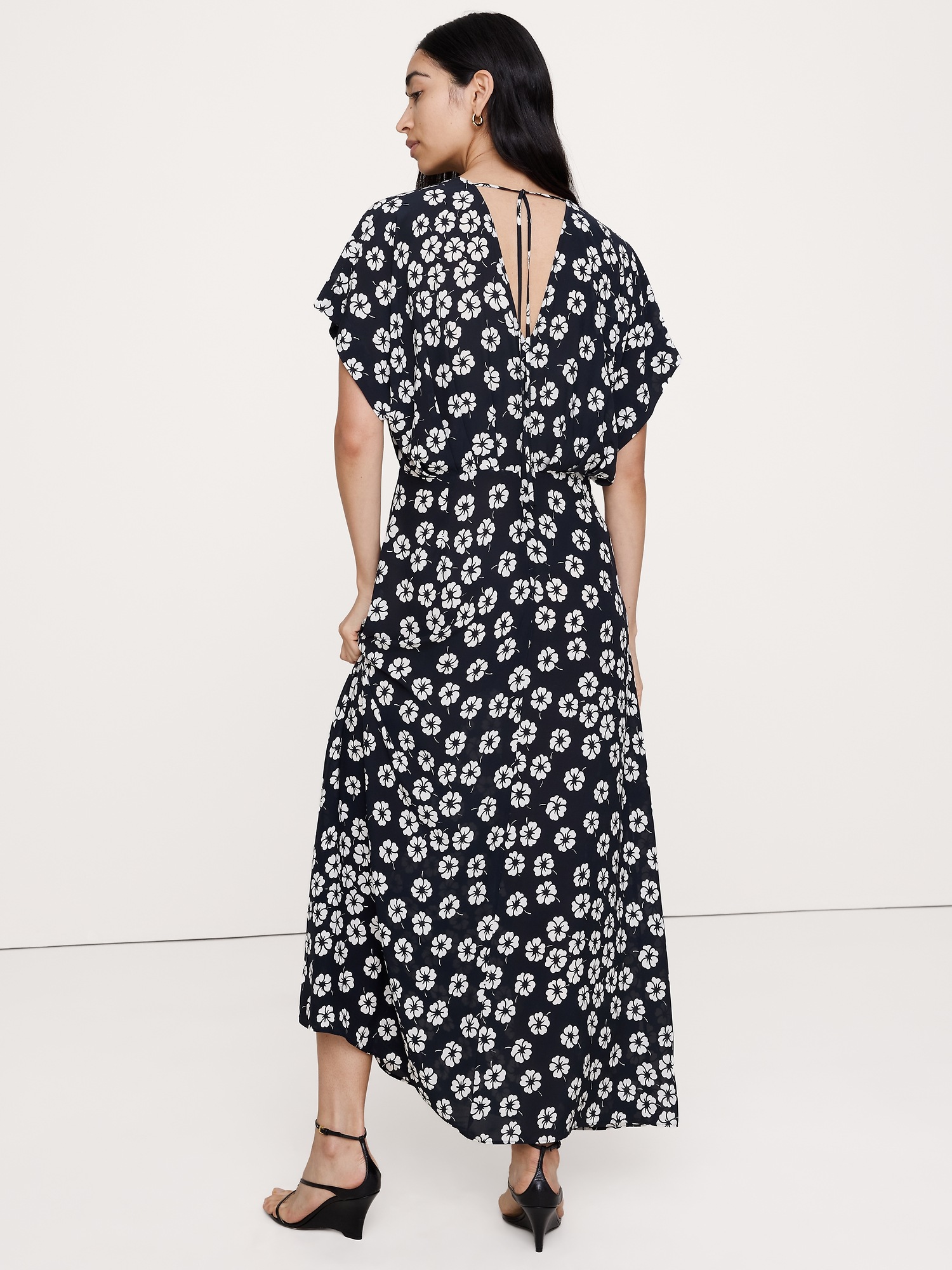 Женское платье Banana Republic Crepe Wide-Sleeved Maxi, цвет: Чёрный с принтом — фото 2