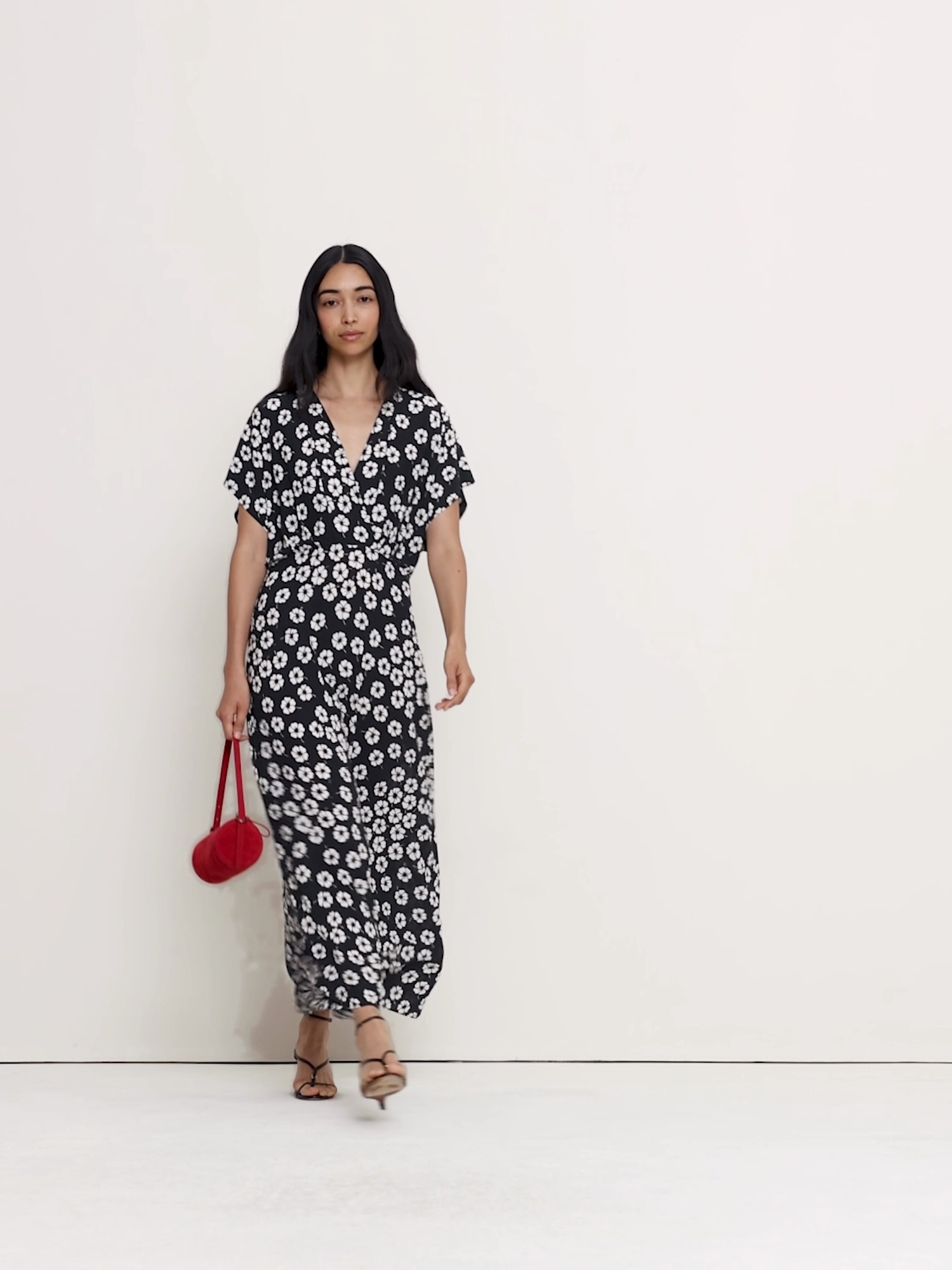 Женское платье Banana Republic Crepe Wide-Sleeved Maxi, цвет: Чёрный с принтом — фото 4