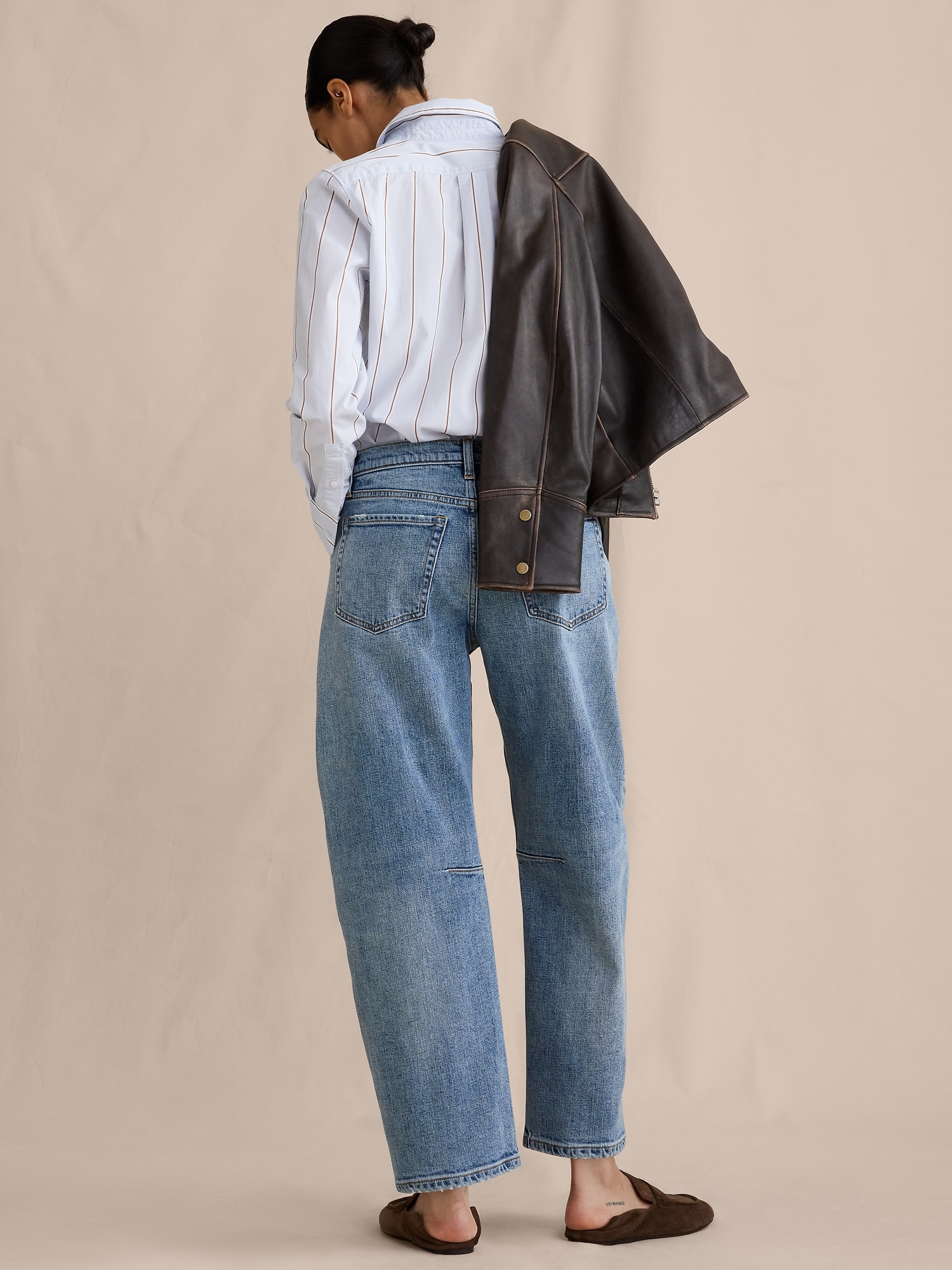 Image number 2 showing, Mid-Rise Barrel Crop Jean
