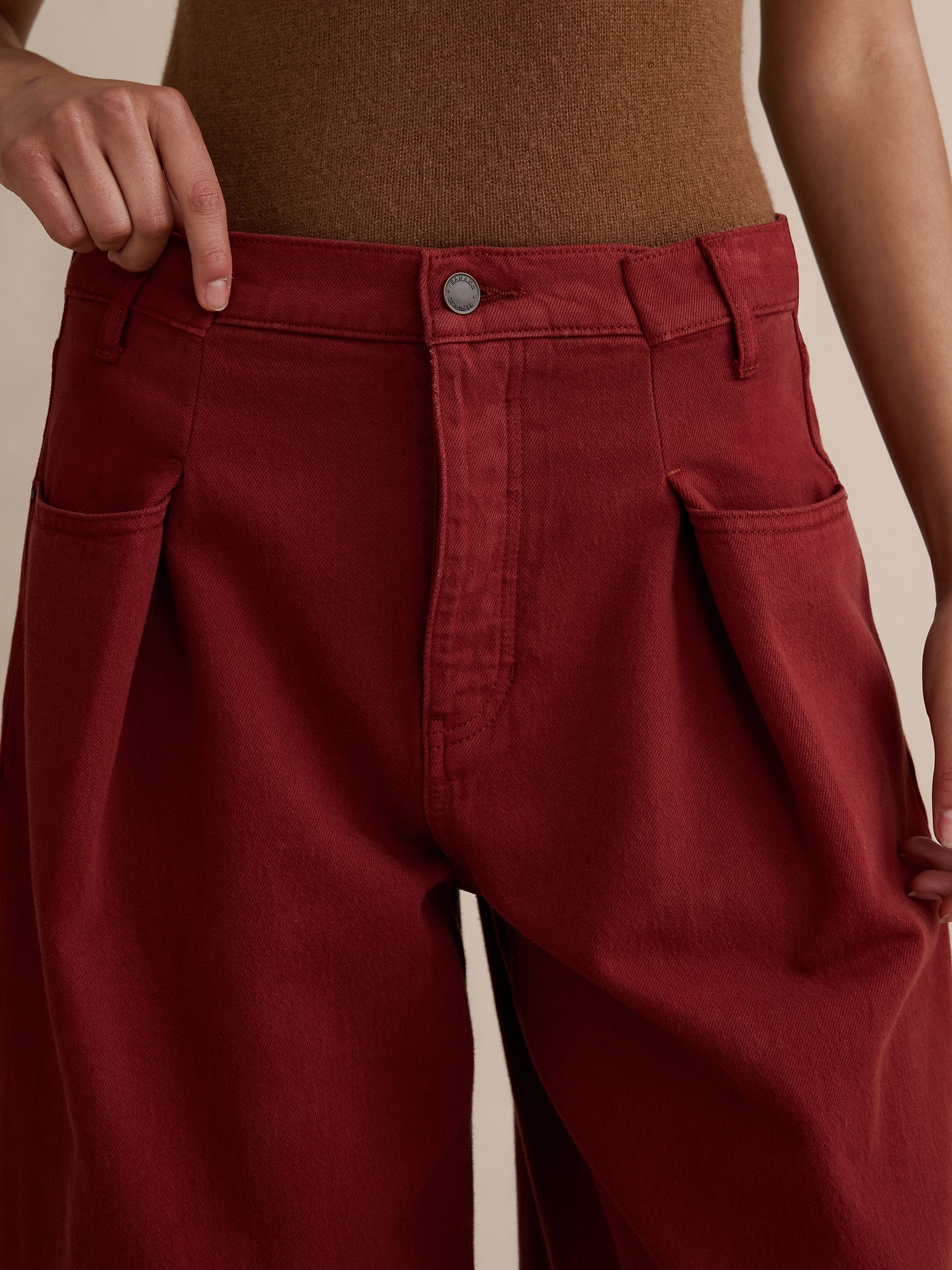 Image number 4 showing, Mid-Rise Loose Pleated Crop Jean