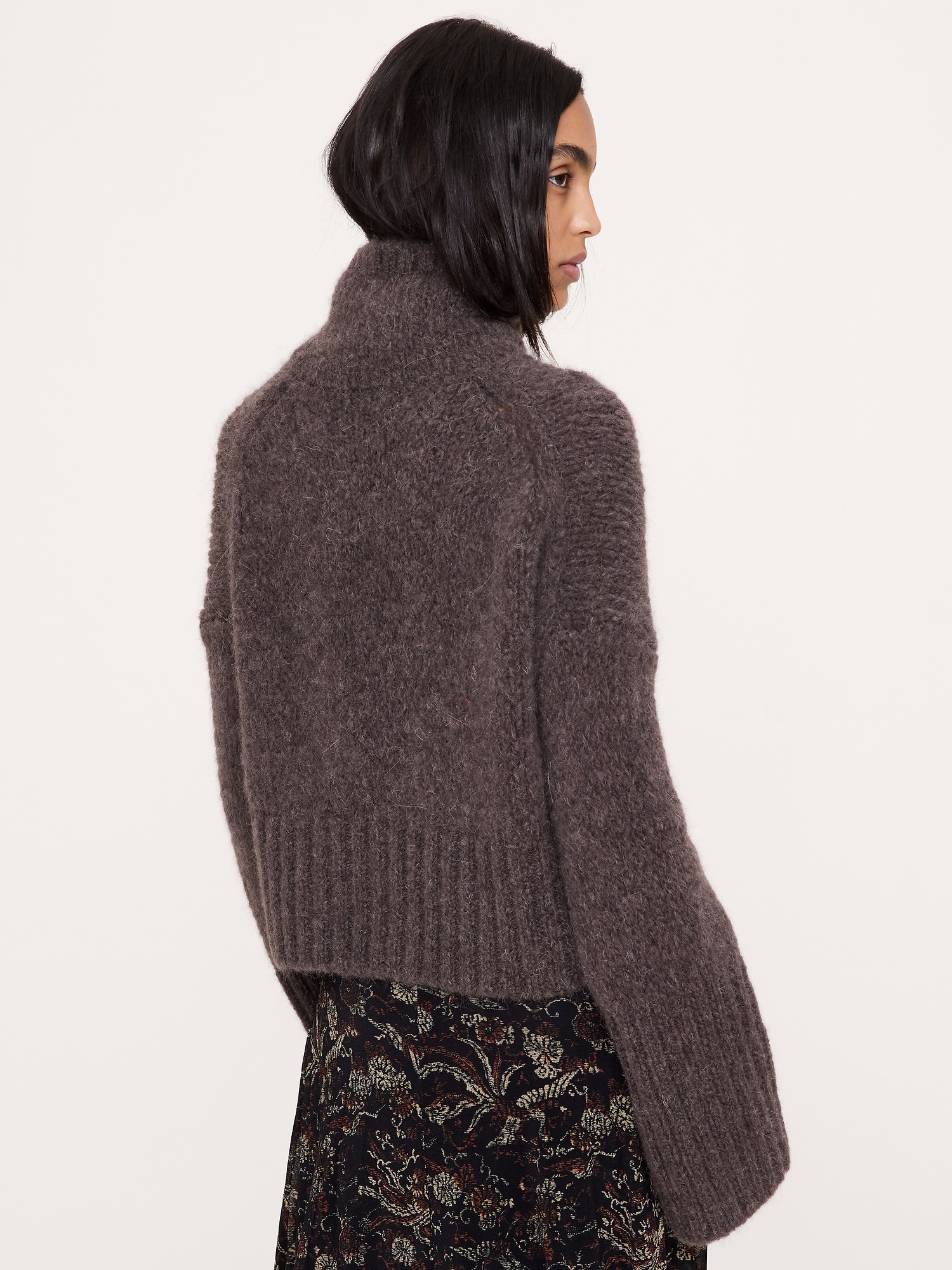Женский свитер Banana Republic Italian Alpaca-Blend Cropped Sweater, цвет: Тёмный трюфельный серый — фото 2