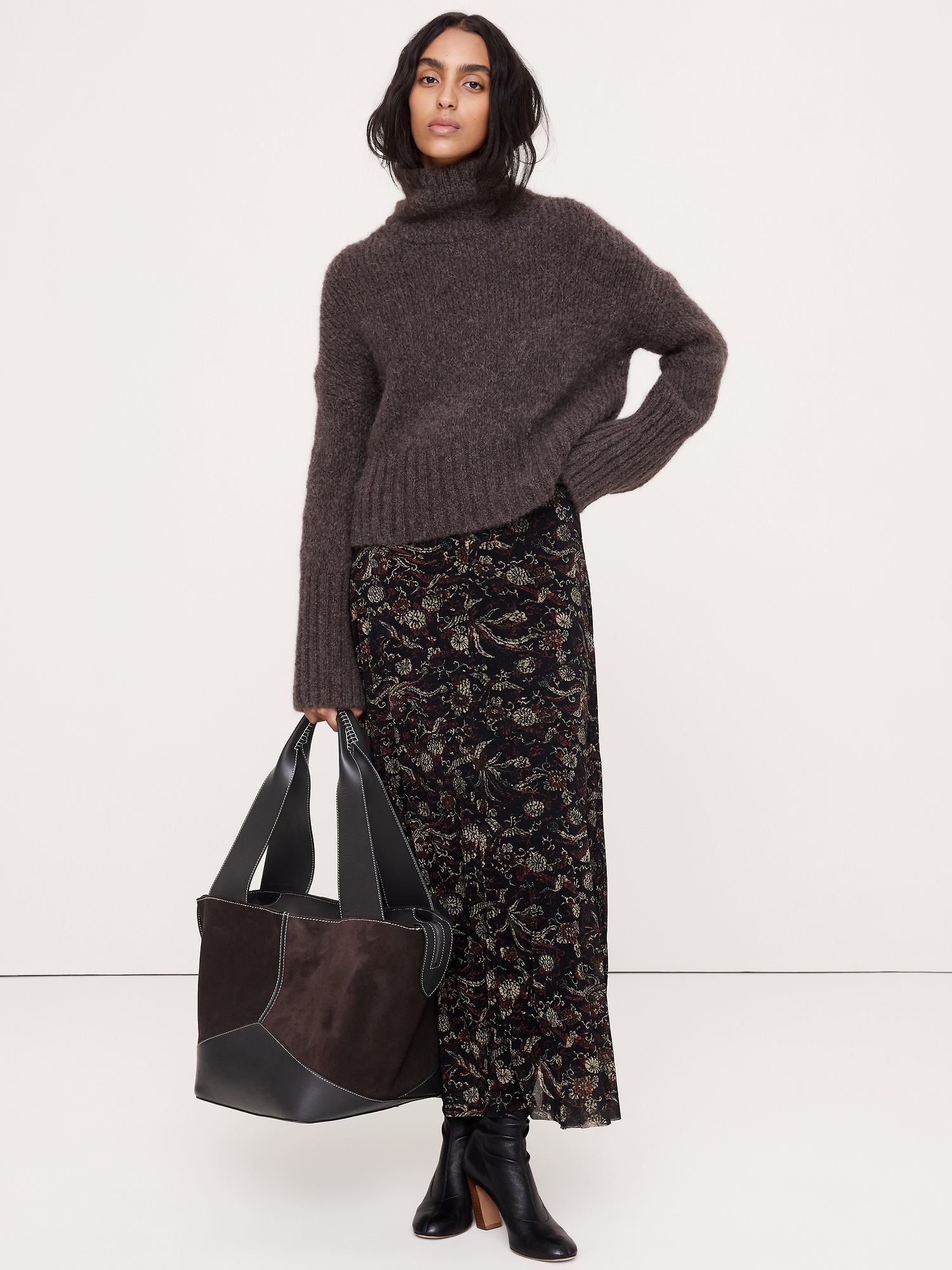 Женский свитер Banana Republic Italian Alpaca-Blend Cropped Sweater, цвет: Тёмный трюфельный серый — фото 3