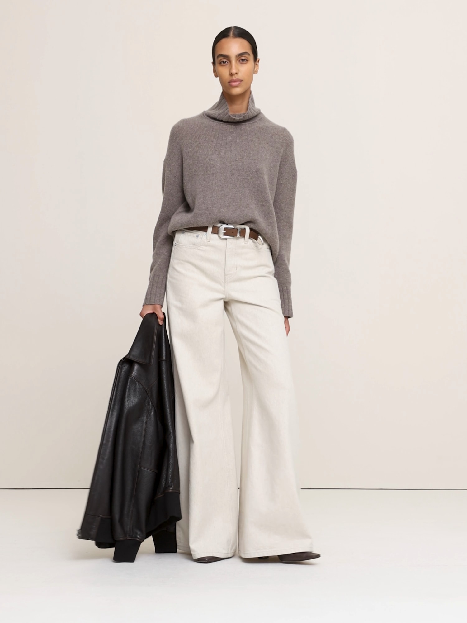 Oversized Cashmere Turtleneck Sweater - thumbnail 10