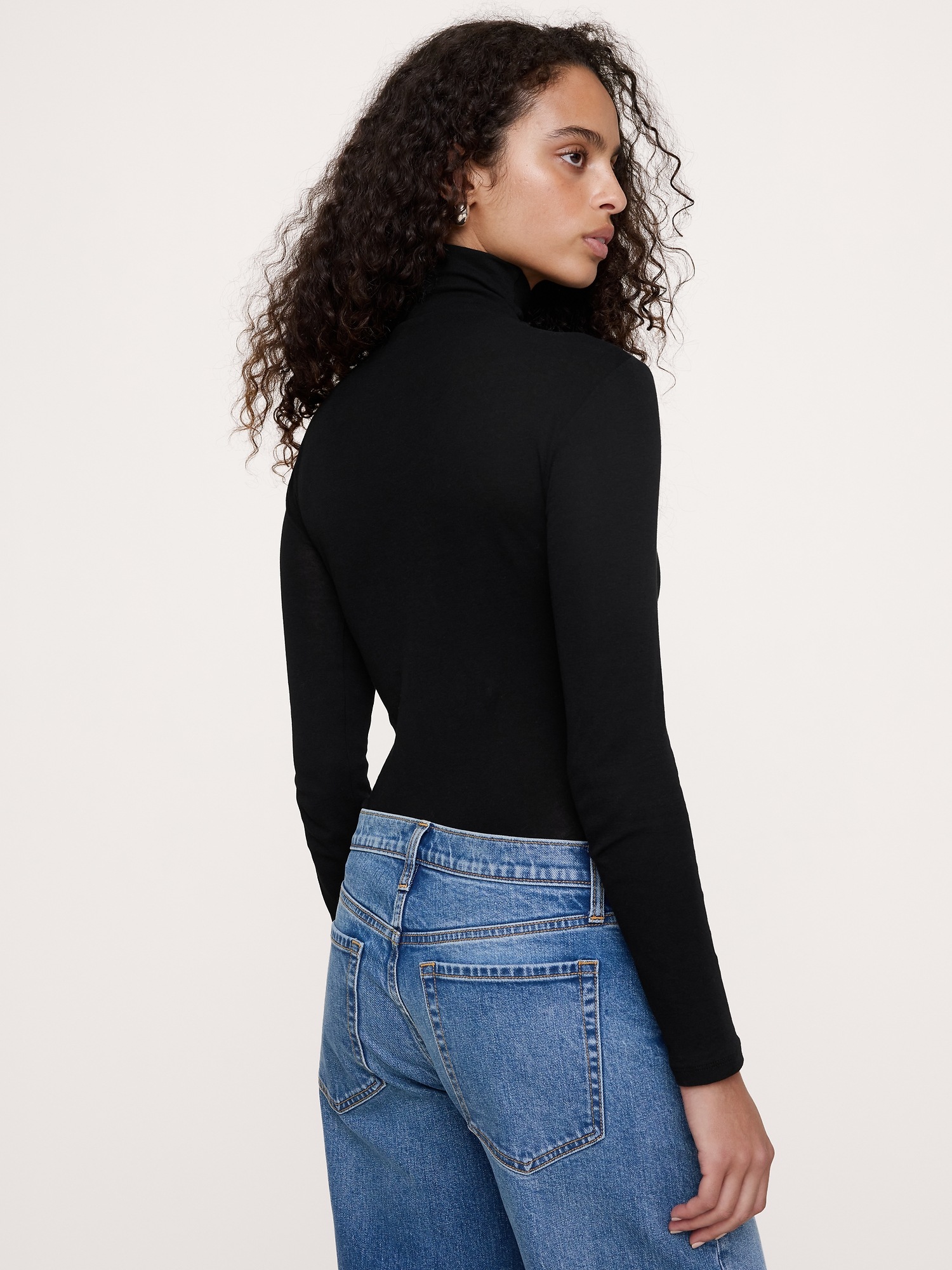 Женская футболка Banana Republic Airy Cotton Long-Sleeve Mock-Neck, цвет: Чёрный — фото 2