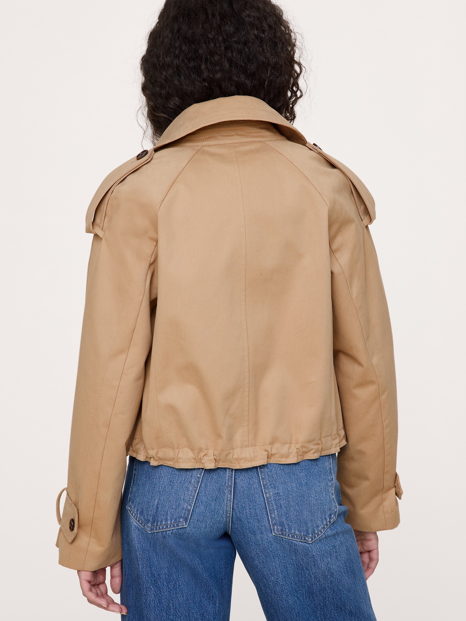 Женское пальто Banana Republic Cropped Cotton Twill Trench, цвет: Песочный бежевый — фото 2
