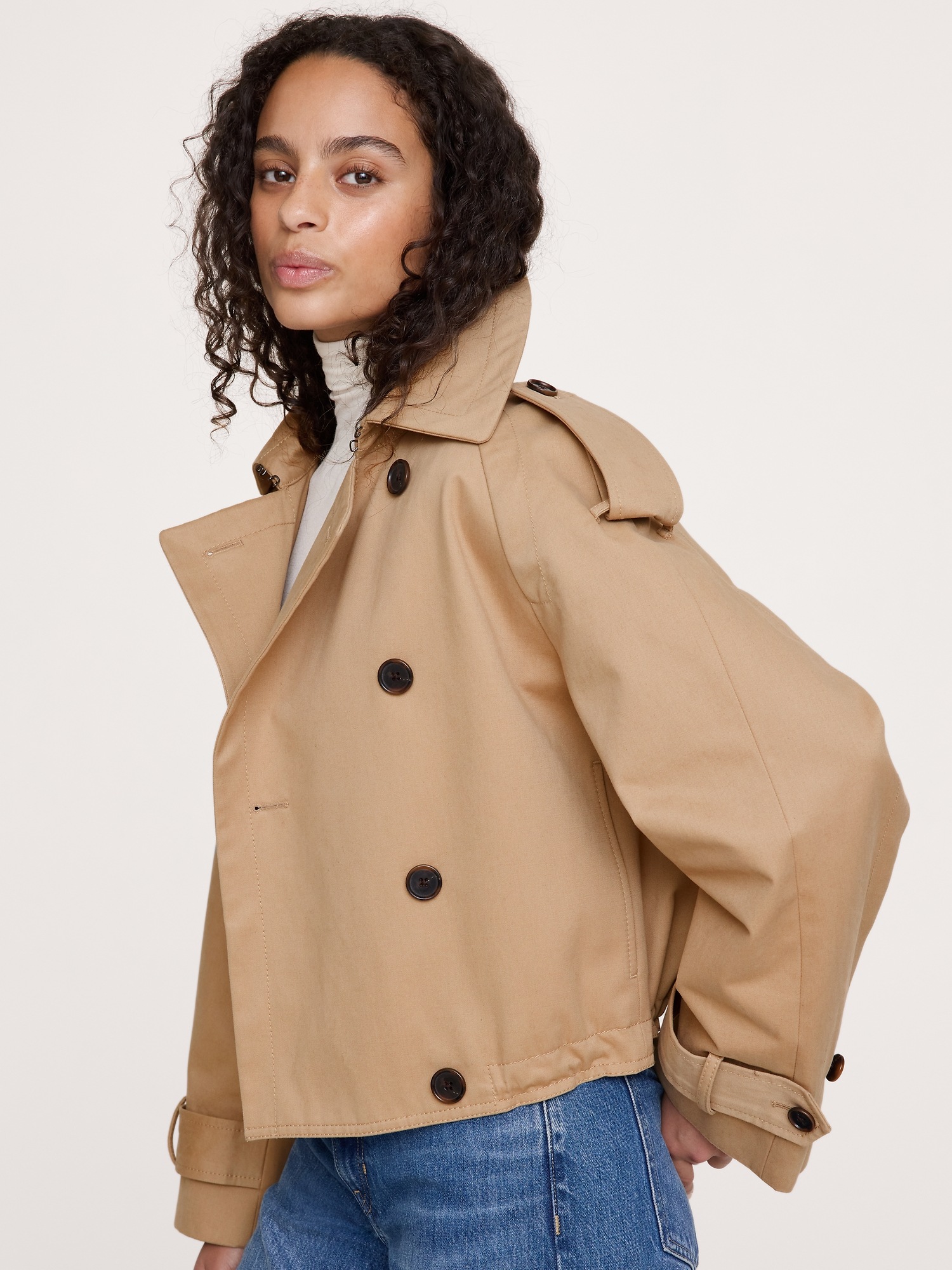 Женское пальто Banana Republic Cropped Cotton Twill Trench, цвет: Песочный бежевый — фото 3