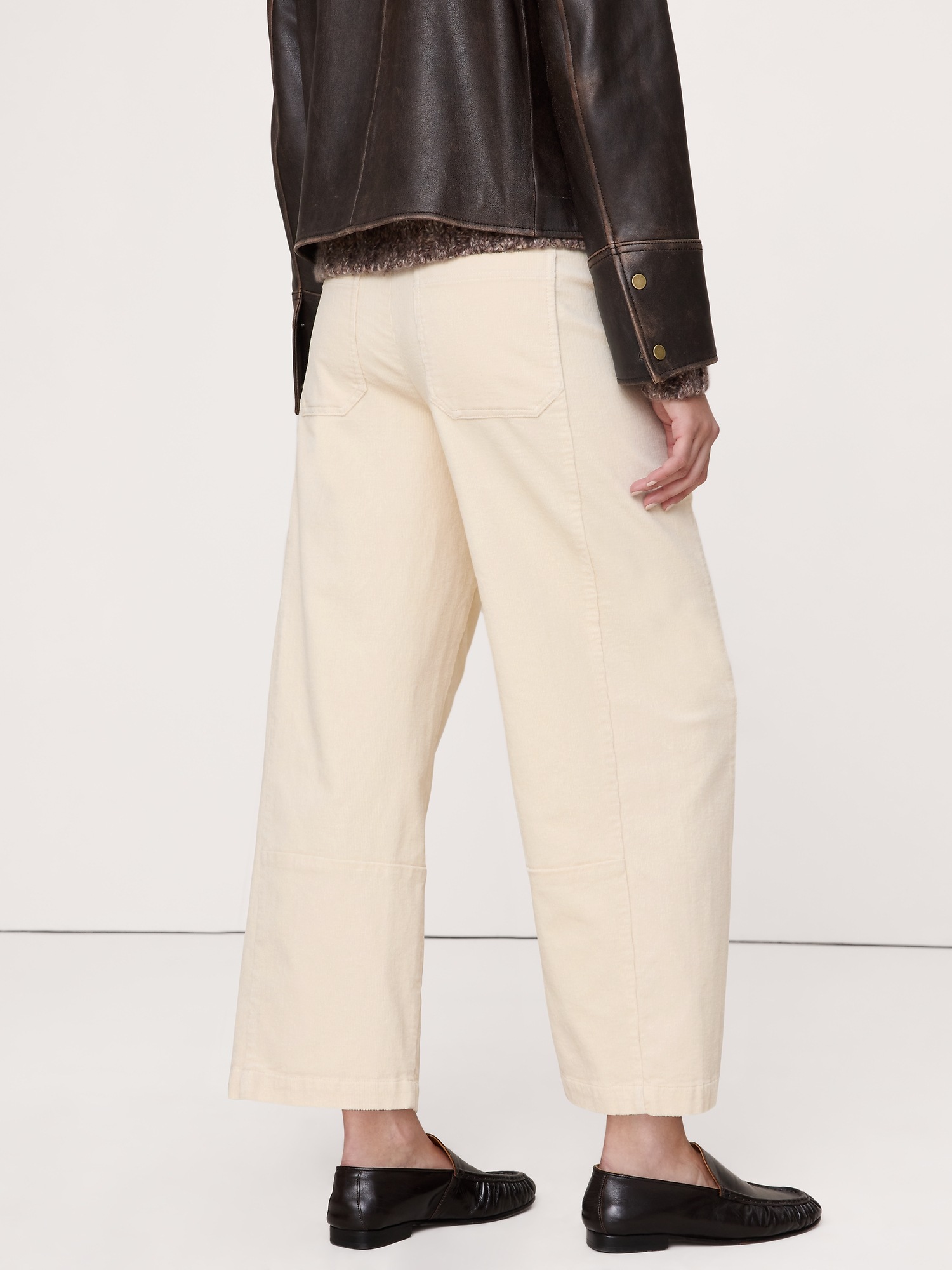 Женские брюки Banana Republic Mid-Rise Relaxed Painter Pull-On Pant, цвет: Алебастровый молочно-белый — фото 2