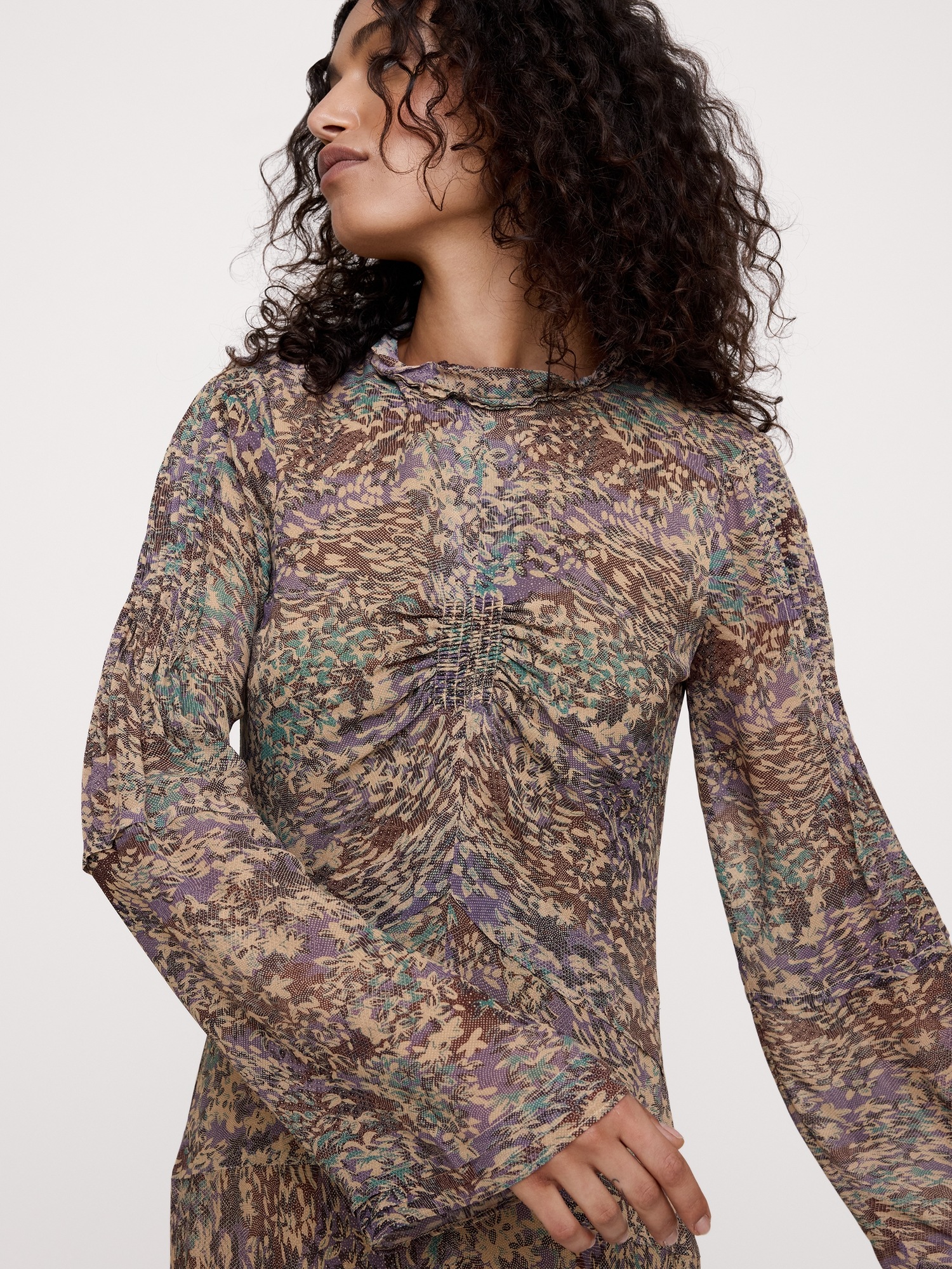 Женское платье Banana Republic Georgette Ruffle-Neck Mini, цвет: Коричневый — фото 3