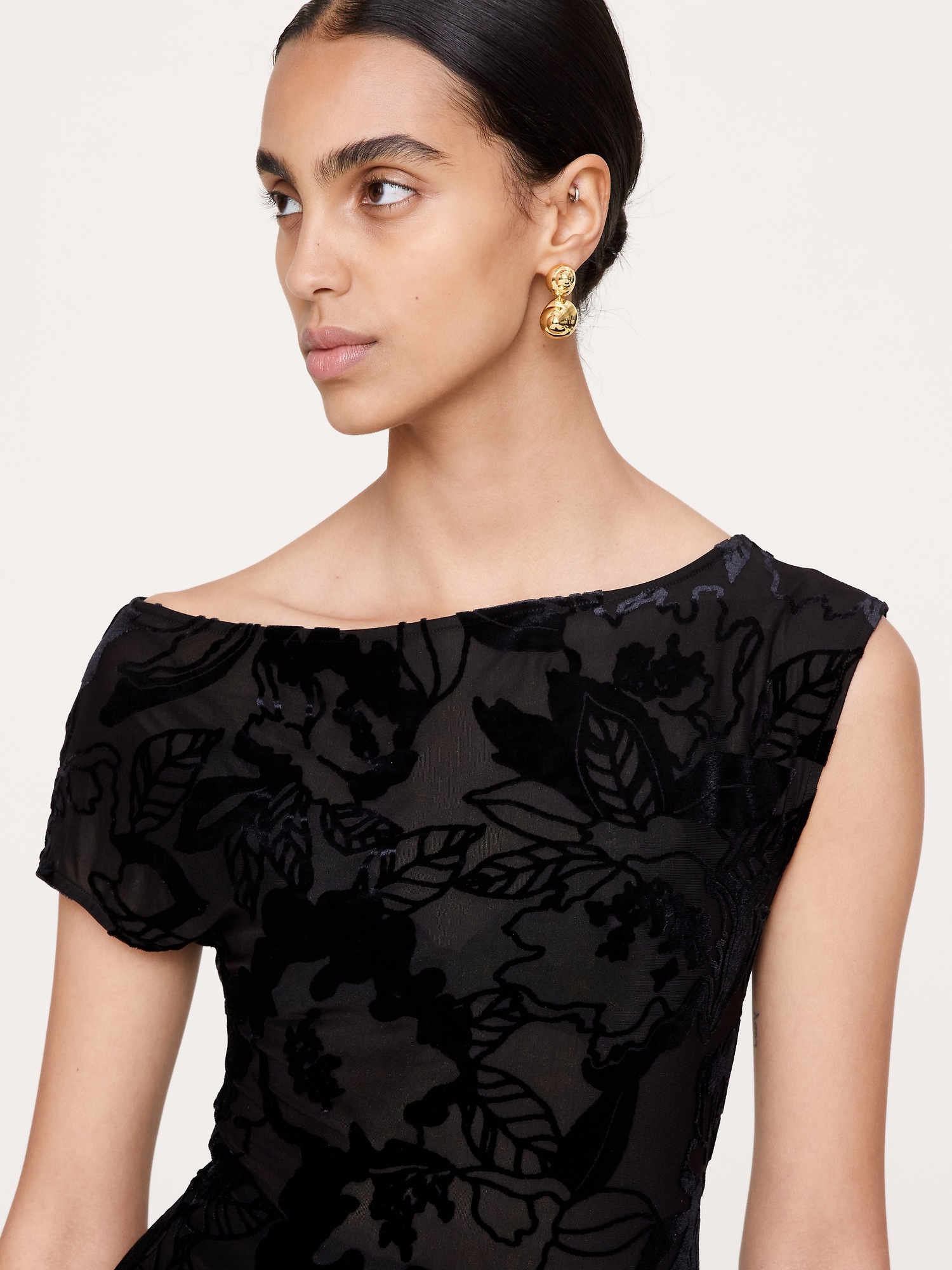 Женский топ Banana Republic Burnout Velvet Off-Shoulder Top, цвет: Чёрный — фото 4