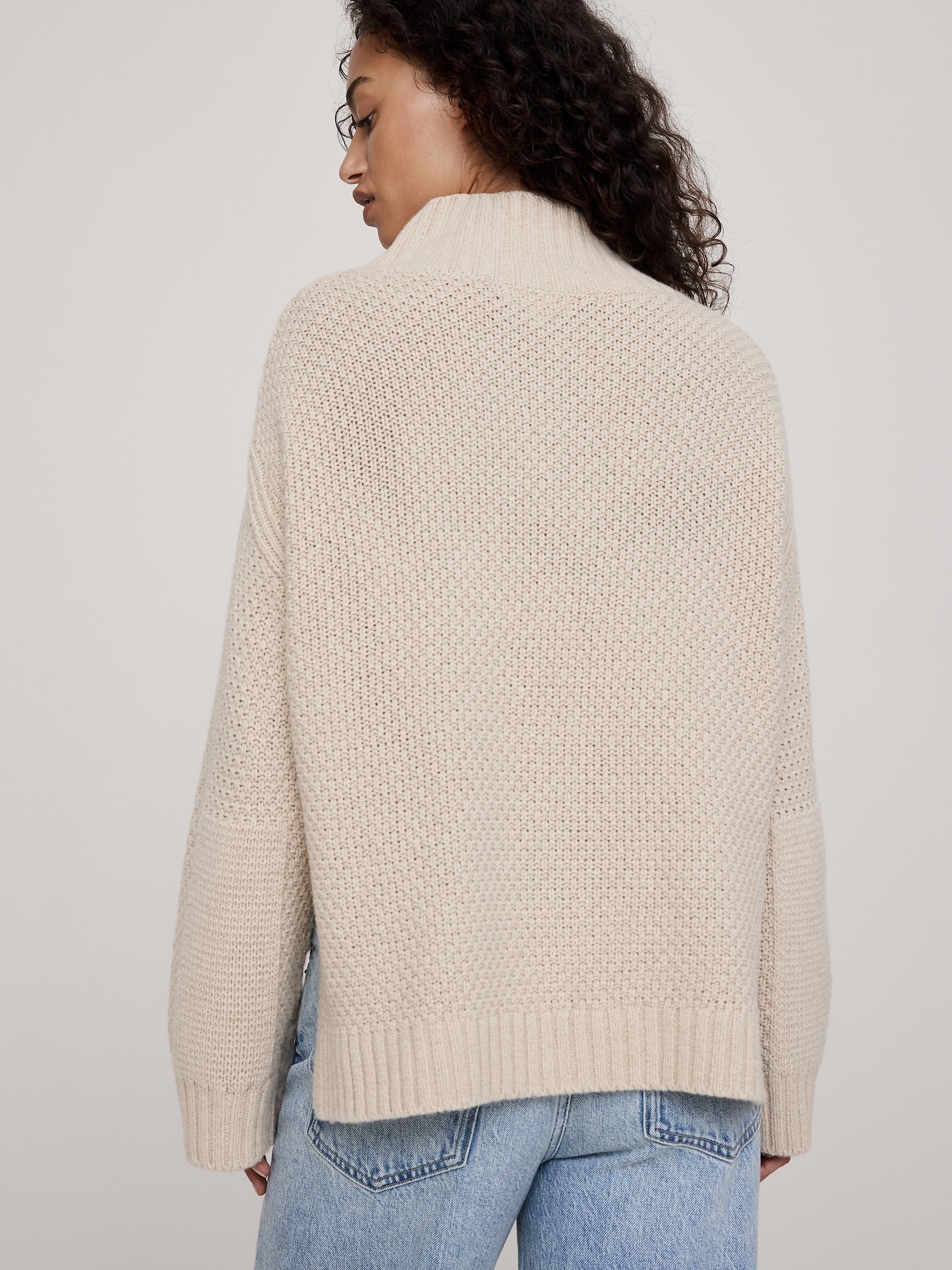 Женский свитер Banana Republic Oversized Merino-Cotton High V-Neck, цвет: Меланжевый рыжевато-коричневый — фото 2