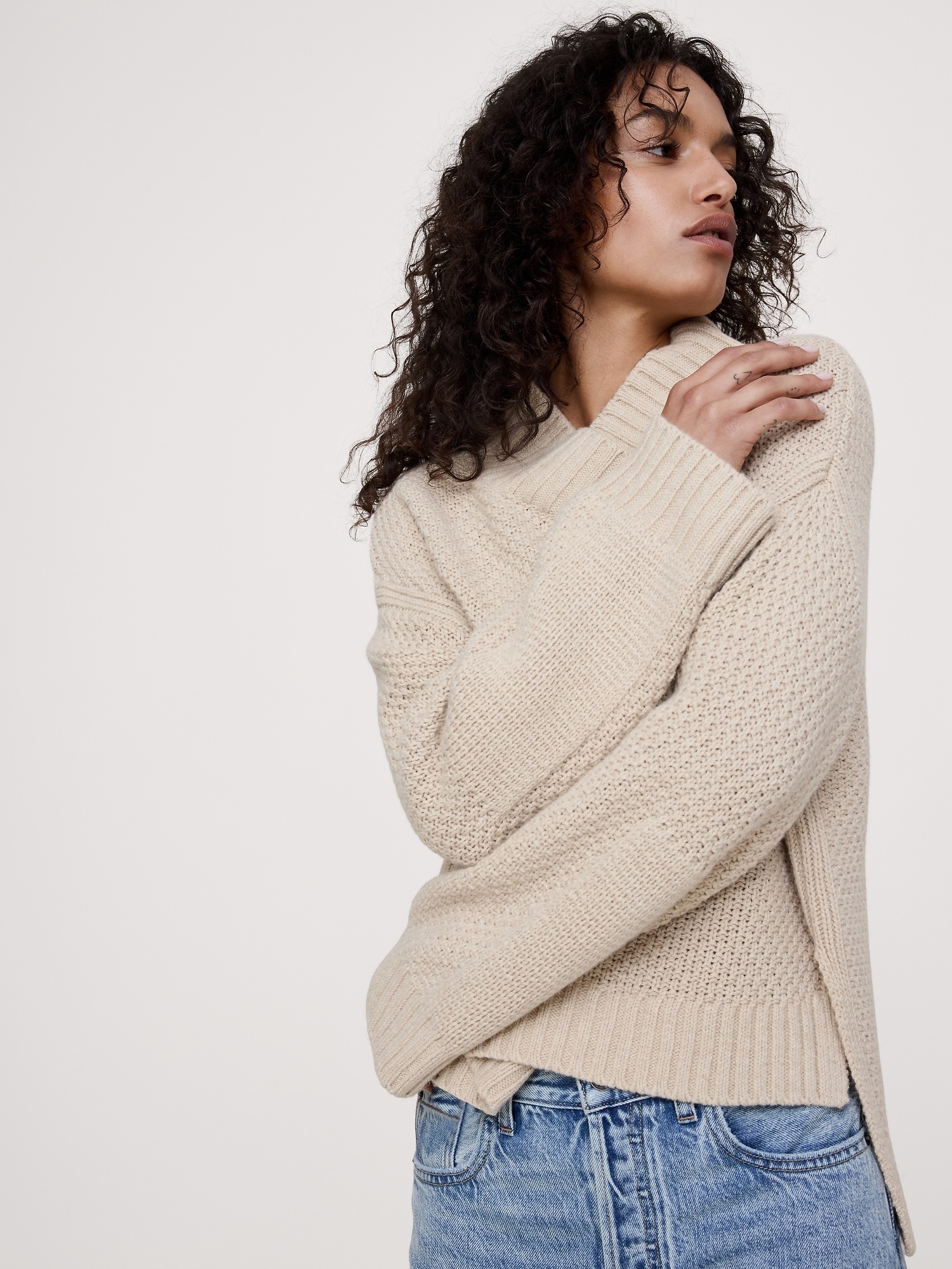 Женский свитер Banana Republic Oversized Merino-Cotton High V-Neck, цвет: Меланжевый рыжевато-коричневый — фото 3