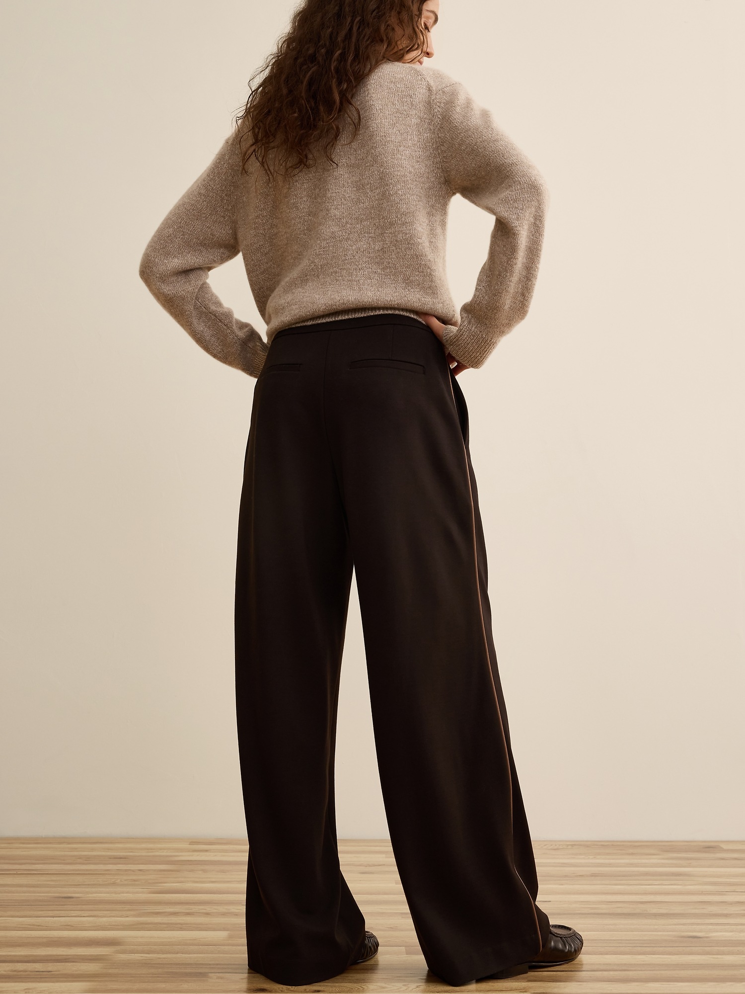 Женские брюки Banana Republic x La Ligne The Drapey Ponte Pull-On Pant, цвет: Коричневый — фото 2