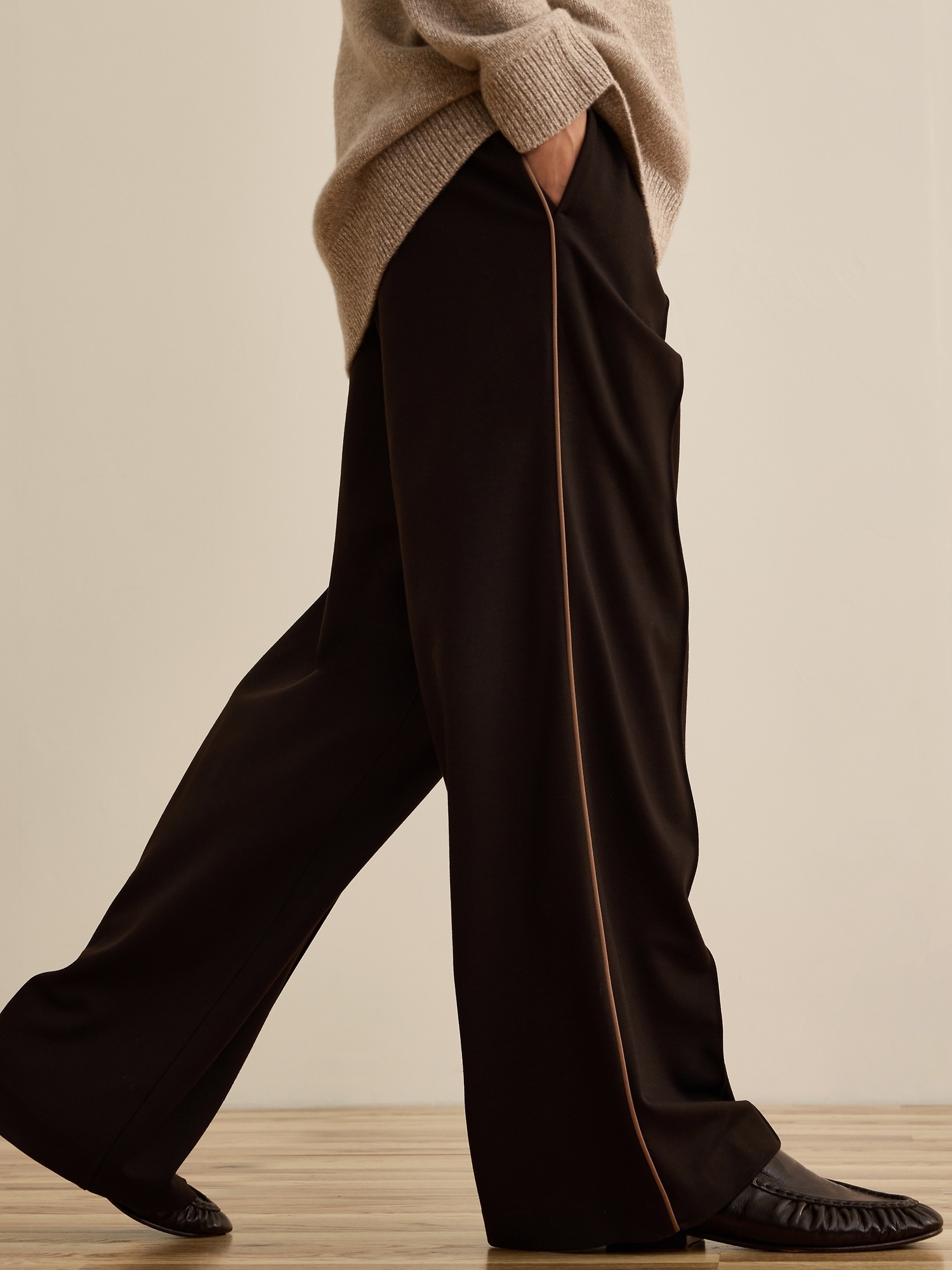 Женские брюки Banana Republic x La Ligne The Drapey Ponte Pull-On Pant, цвет: Коричневый — фото 3