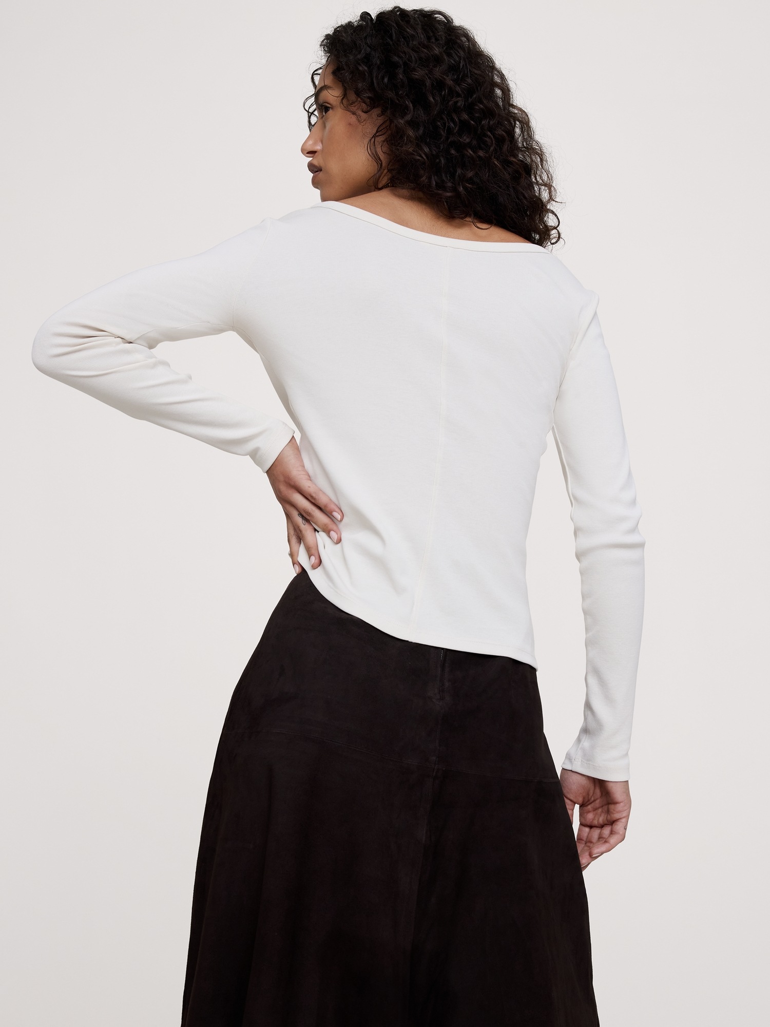 Женская футболка Banana Republic Minimalist Cotton Long-Sleeve Scoop-Neck, цвет: Алебастровый молочно-белый — фото 2