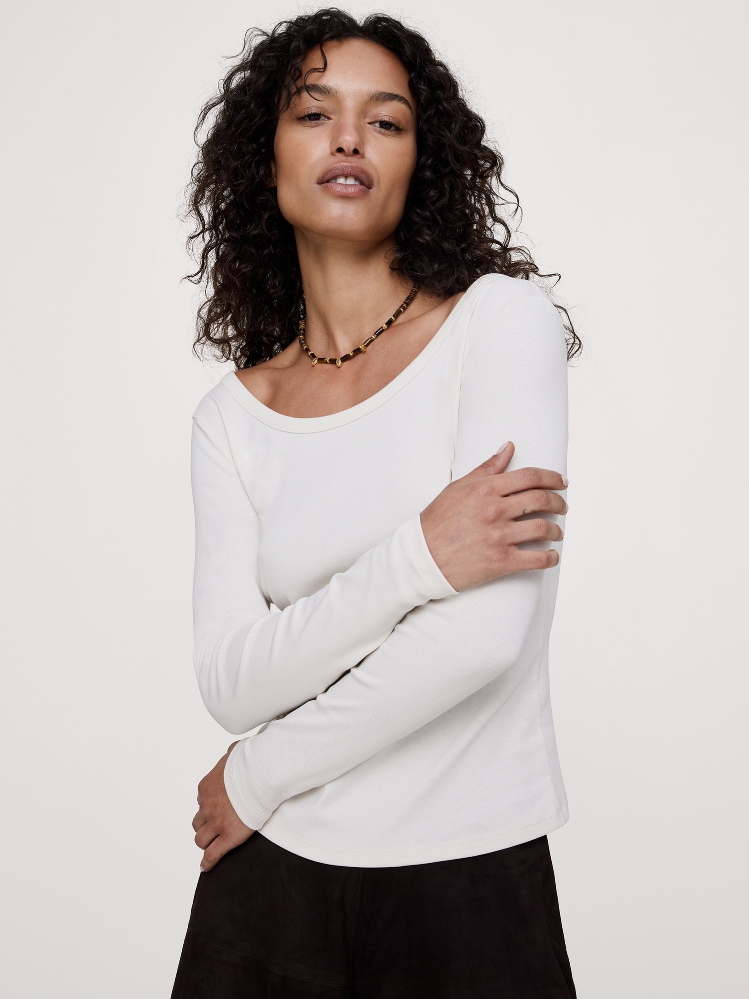 Женская футболка Banana Republic Minimalist Cotton Long-Sleeve Scoop-Neck, цвет: Алебастровый молочно-белый — фото 3