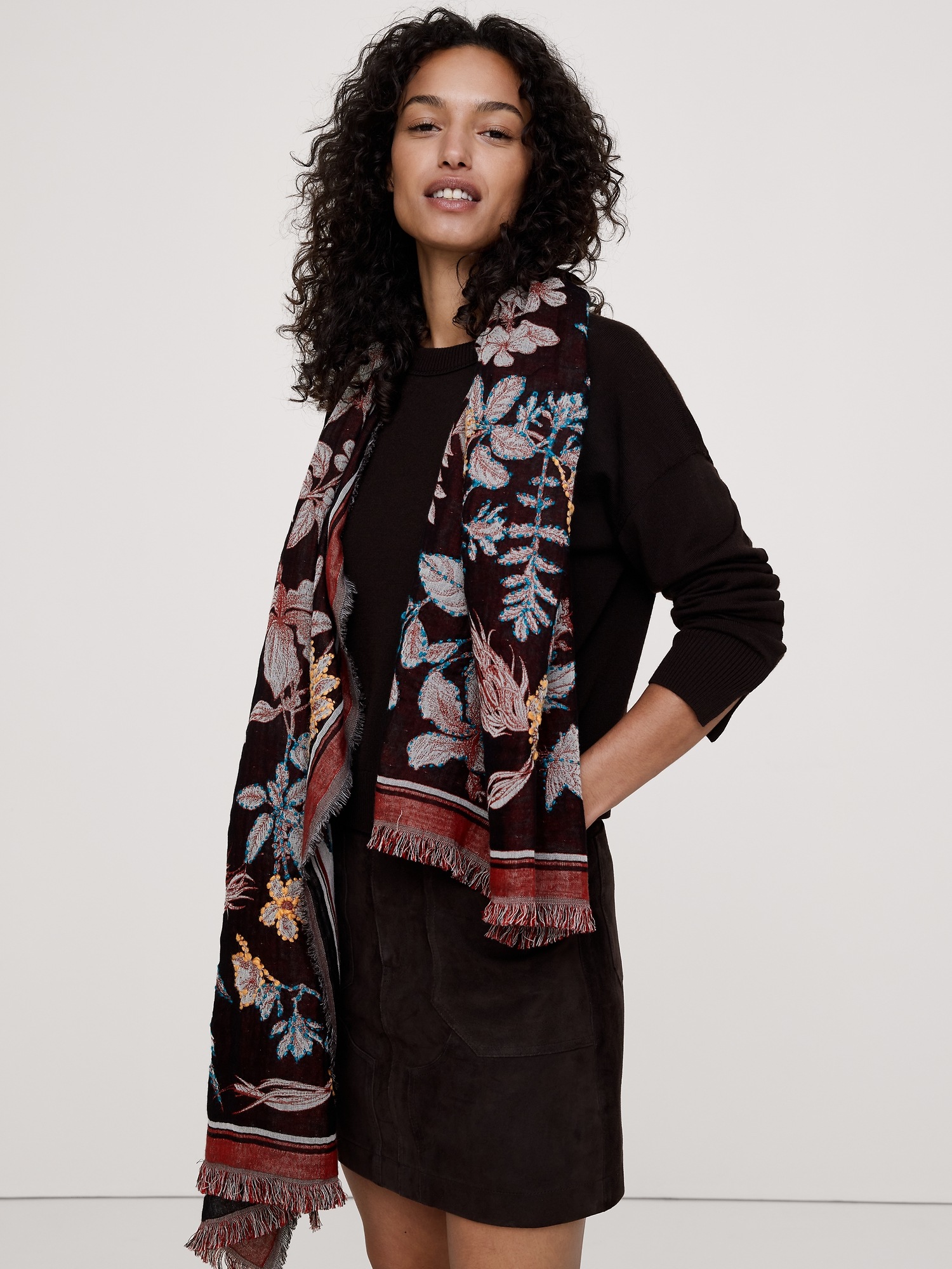 Женский шарф Vismaya Long Embroidered, цвет: Чёрный / Винный — фото 2