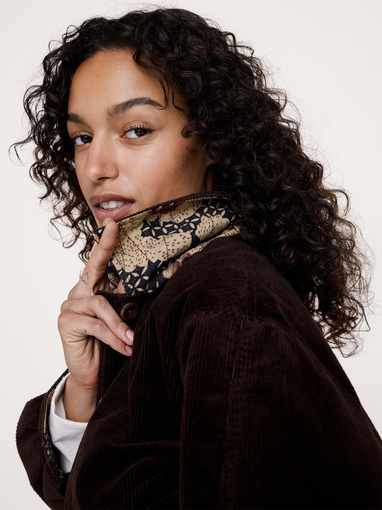 Женская куртка Banana Republic Corduroy Bomber, цвет: Коричневый — фото 3