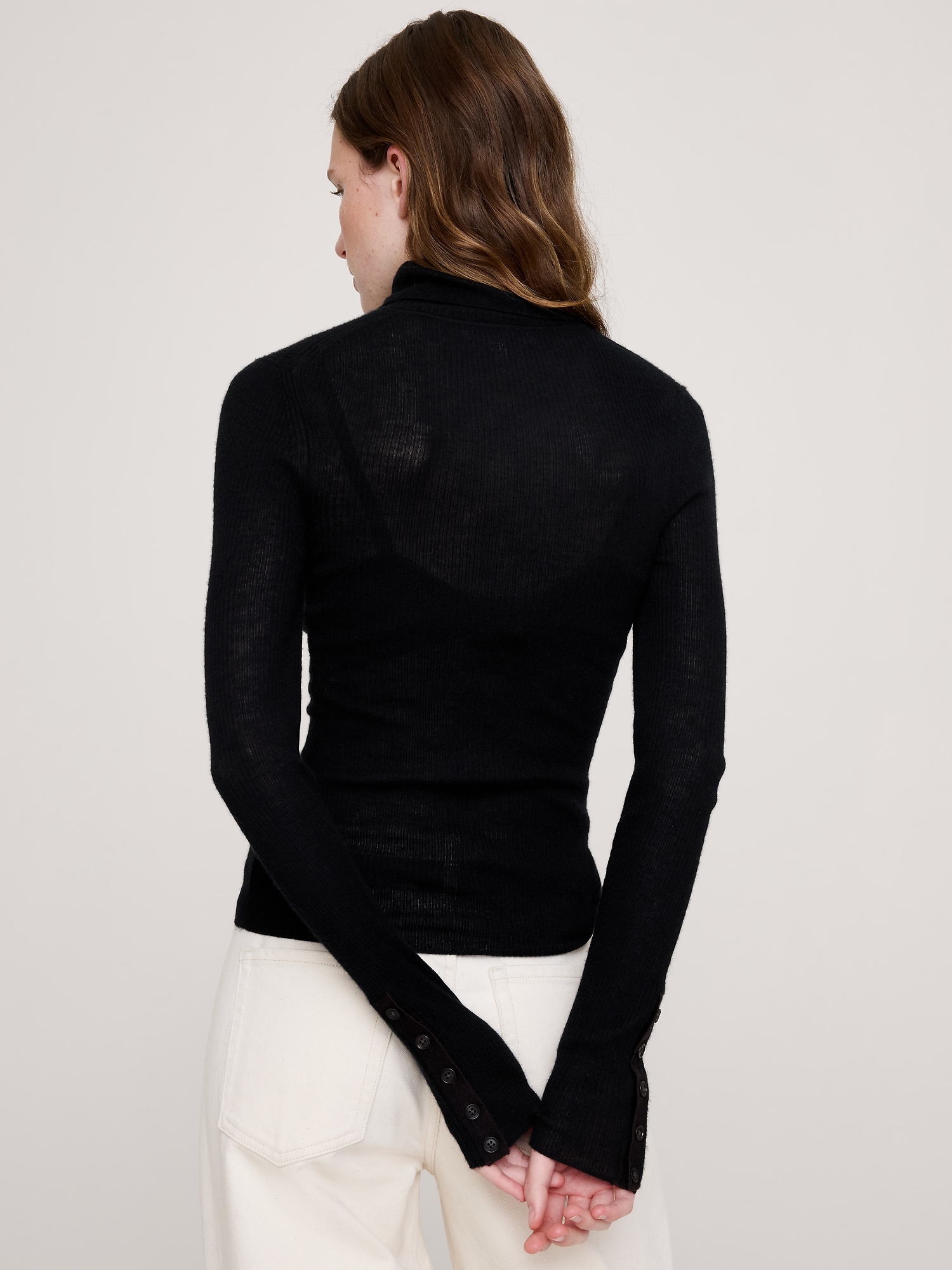 Женские свитеры Banana Republic Featherweight Cashmere Turtleneck, цвет: Чёрный — фото 2