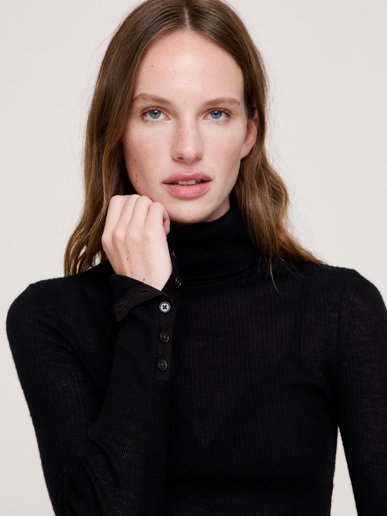 Женские свитеры Banana Republic Featherweight Cashmere Turtleneck, цвет: Чёрный — фото 3