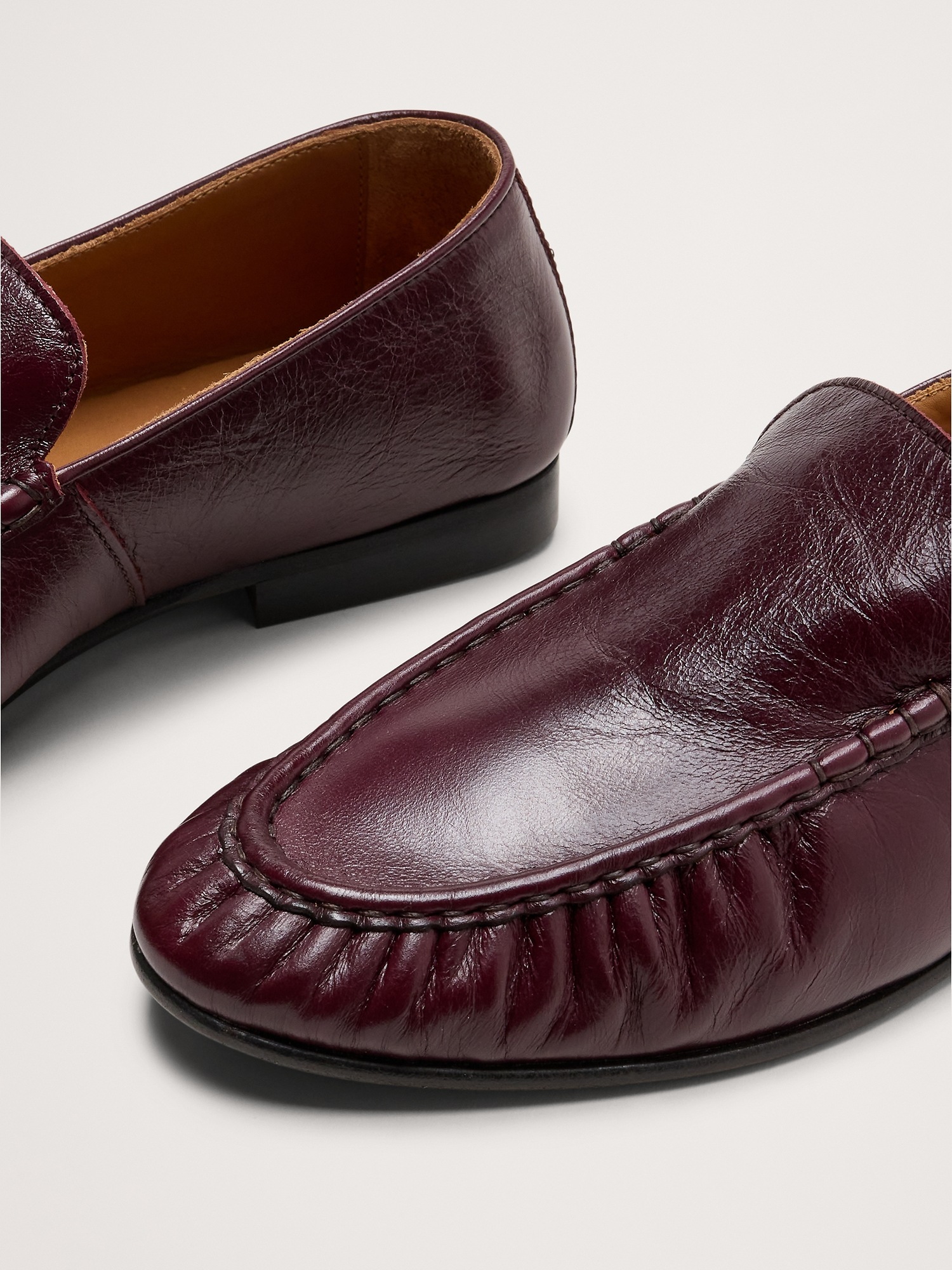 Женские туфли Banana Republic Leather Moc-Toe Loafer, цвет: Бордовый винный — фото 6