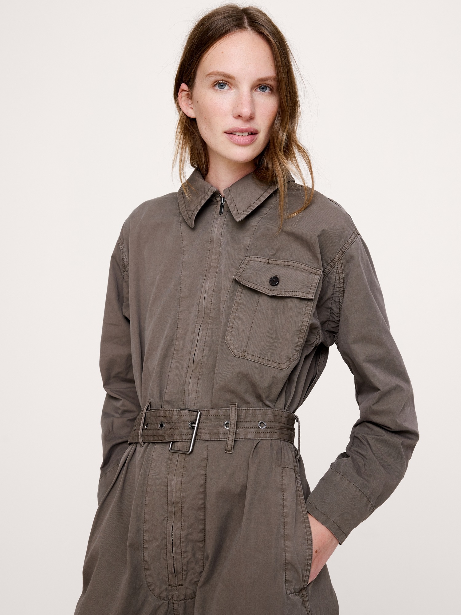 Женский комбинезон Banana Republic Cotton Twill Zip Jumpsuit, цвет: Тёмный трюфельный серый — фото 3