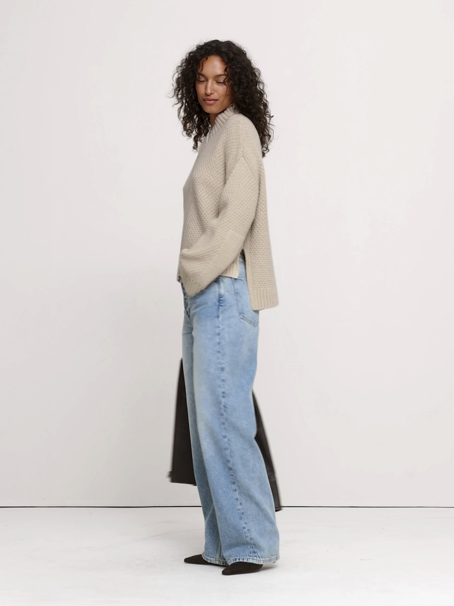 Женский свитер Banana Republic Oversized Merino-Cotton High V-Neck, цвет: Меланжевый рыжевато-коричневый — фото 6
