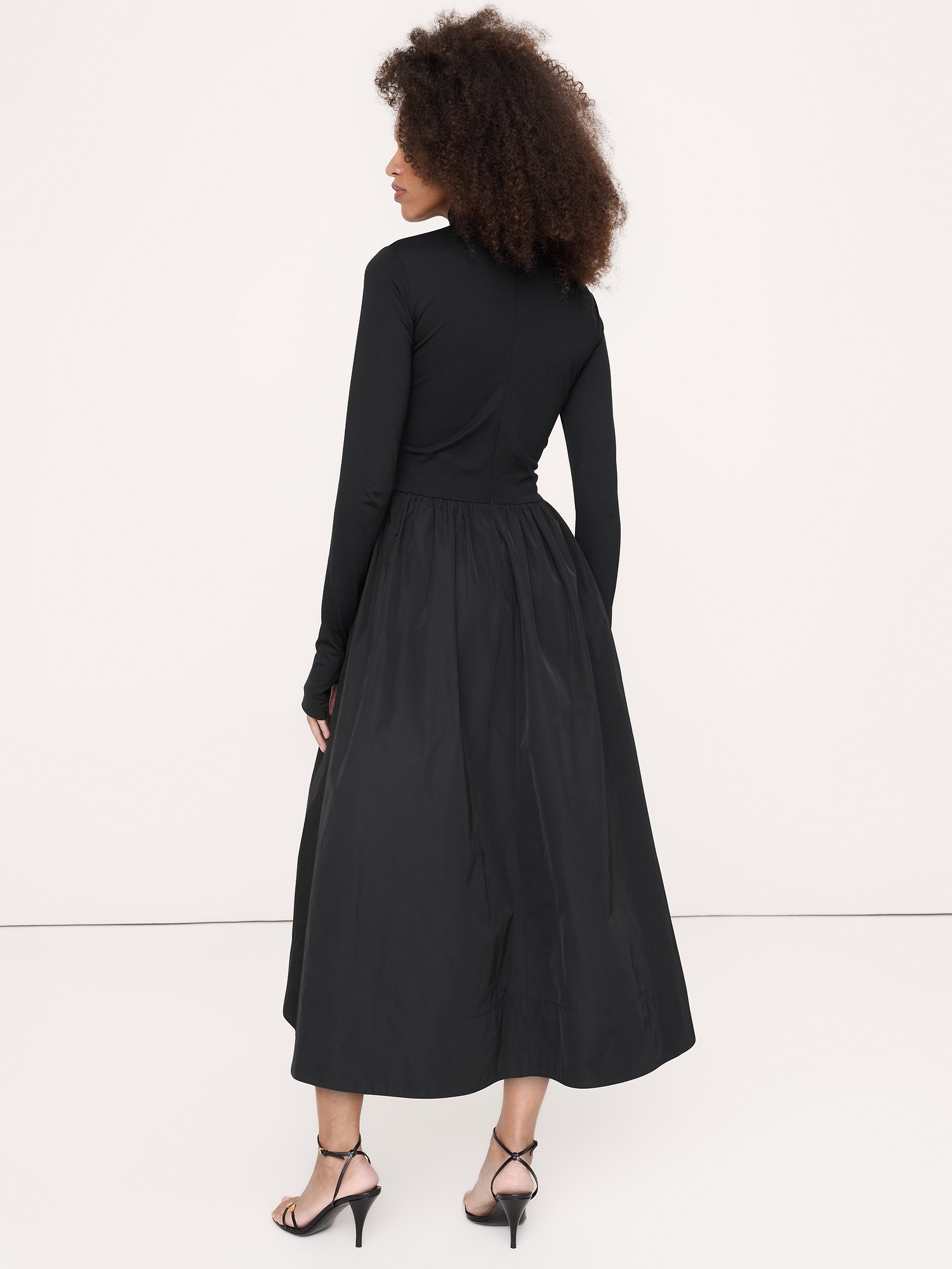 Женское платье Banana Republic Jersey + Taffeta Turtleneck Maxi, цвет: Чёрный — фото 2