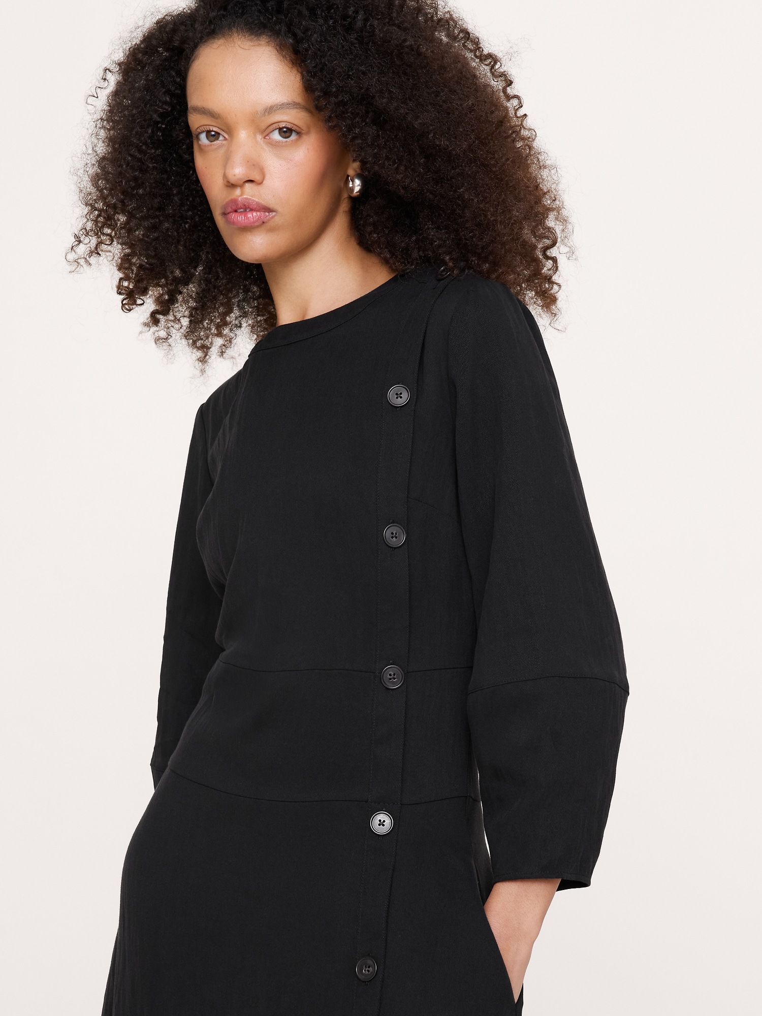 Женское платье Banana Republic Drapey Twill Button Midi, цвет: Чёрный — фото 3