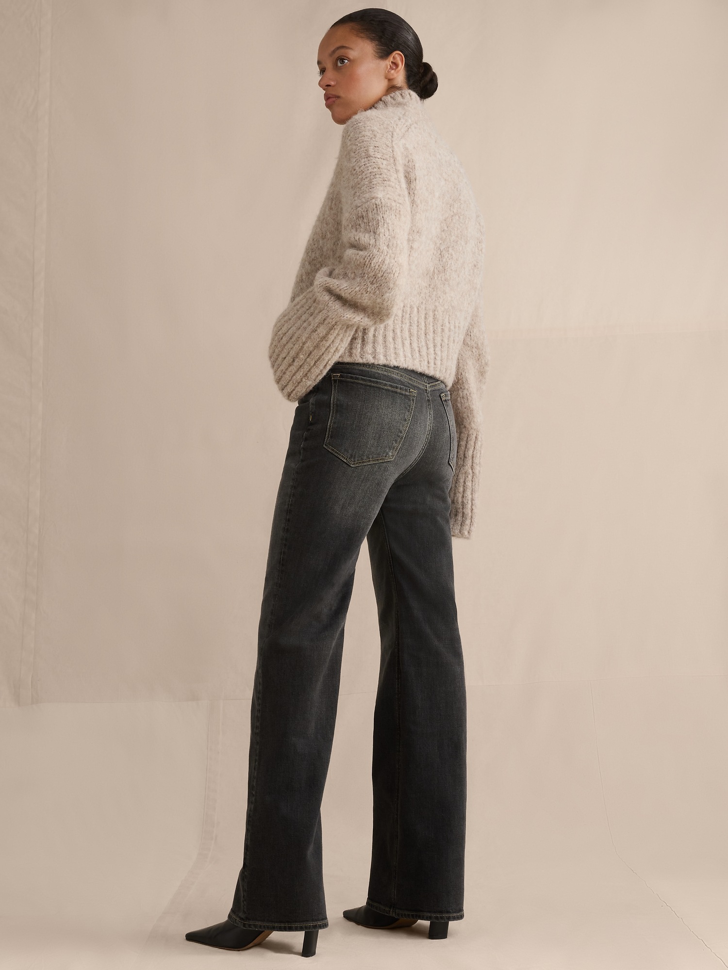 Женские джинсы Banana Republic Ultra High-Rise Flare Jean, цвет: Серый варёный — фото 2