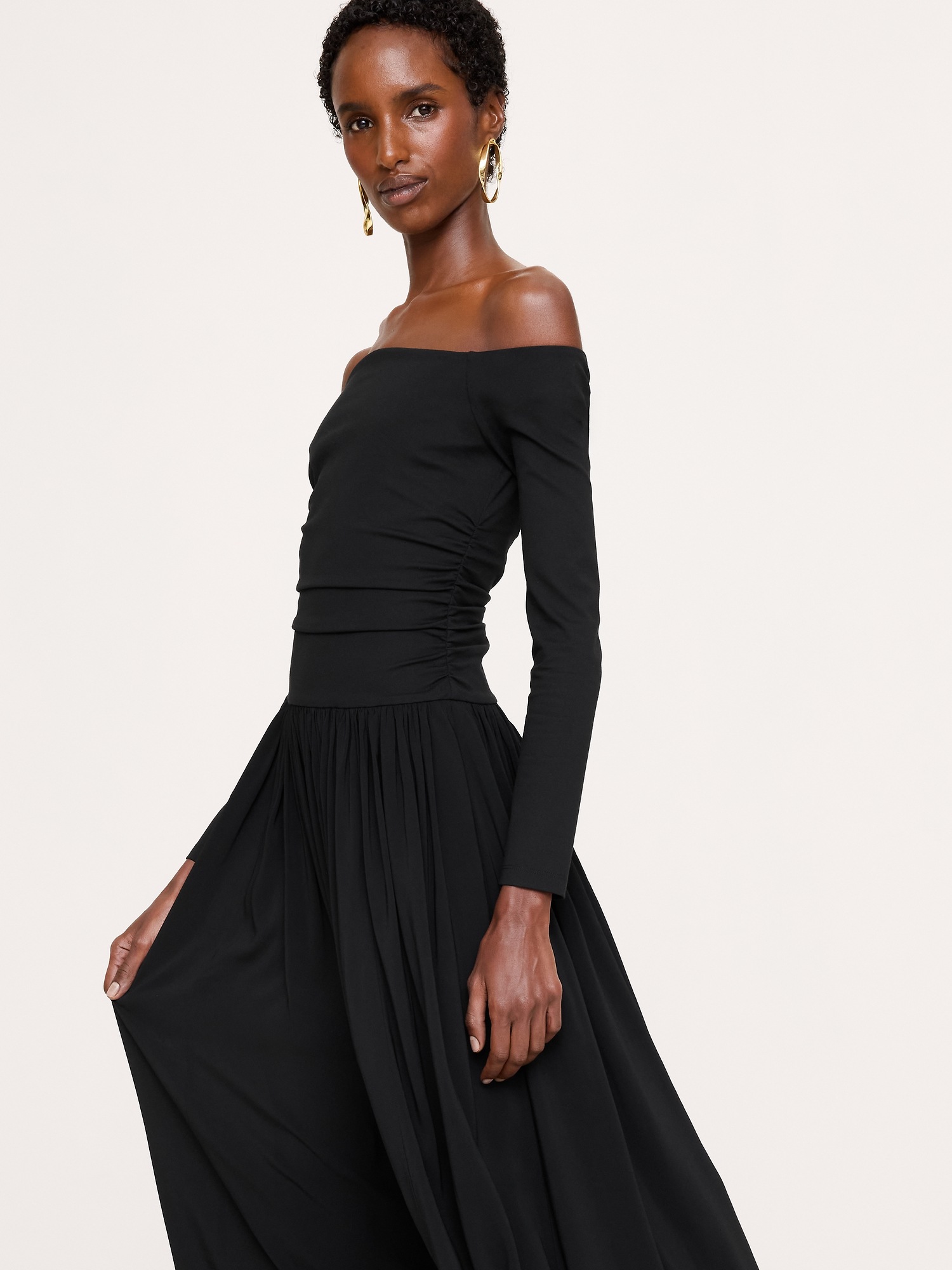 Женское платье Banana Republic Jersey + Georgette Off-Shoulder Maxi, цвет: Чёрный — фото 2
