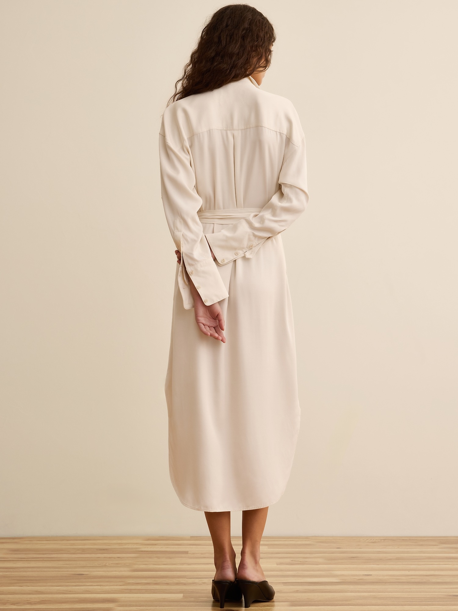 Женское платье Banana Republic x La Ligne The Viscose Midi Shirt Dress, цвет: Кремовый белый — фото 2
