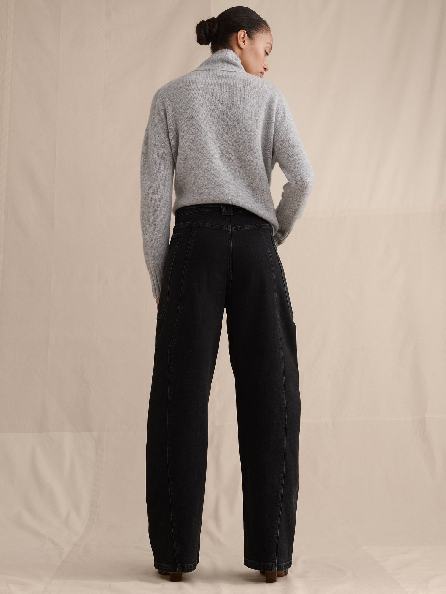 Женские джинсы Banana Republic High-Rise Barrel Jean, цвет: Чёрный варёный — фото 2