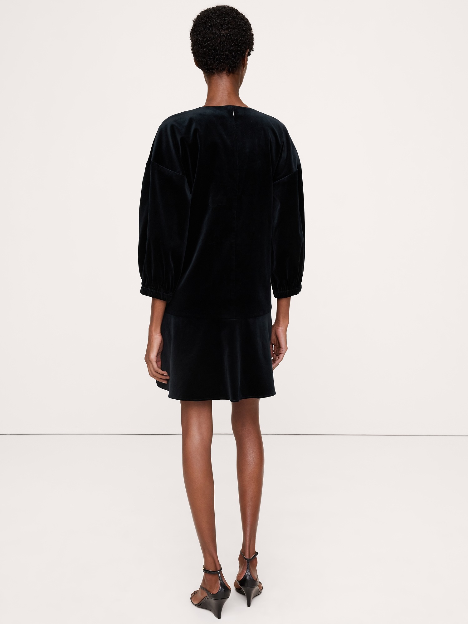 Женское платье Banana Republic Velvet Puff-Sleeve Mini, цвет: Чёрный — фото 2