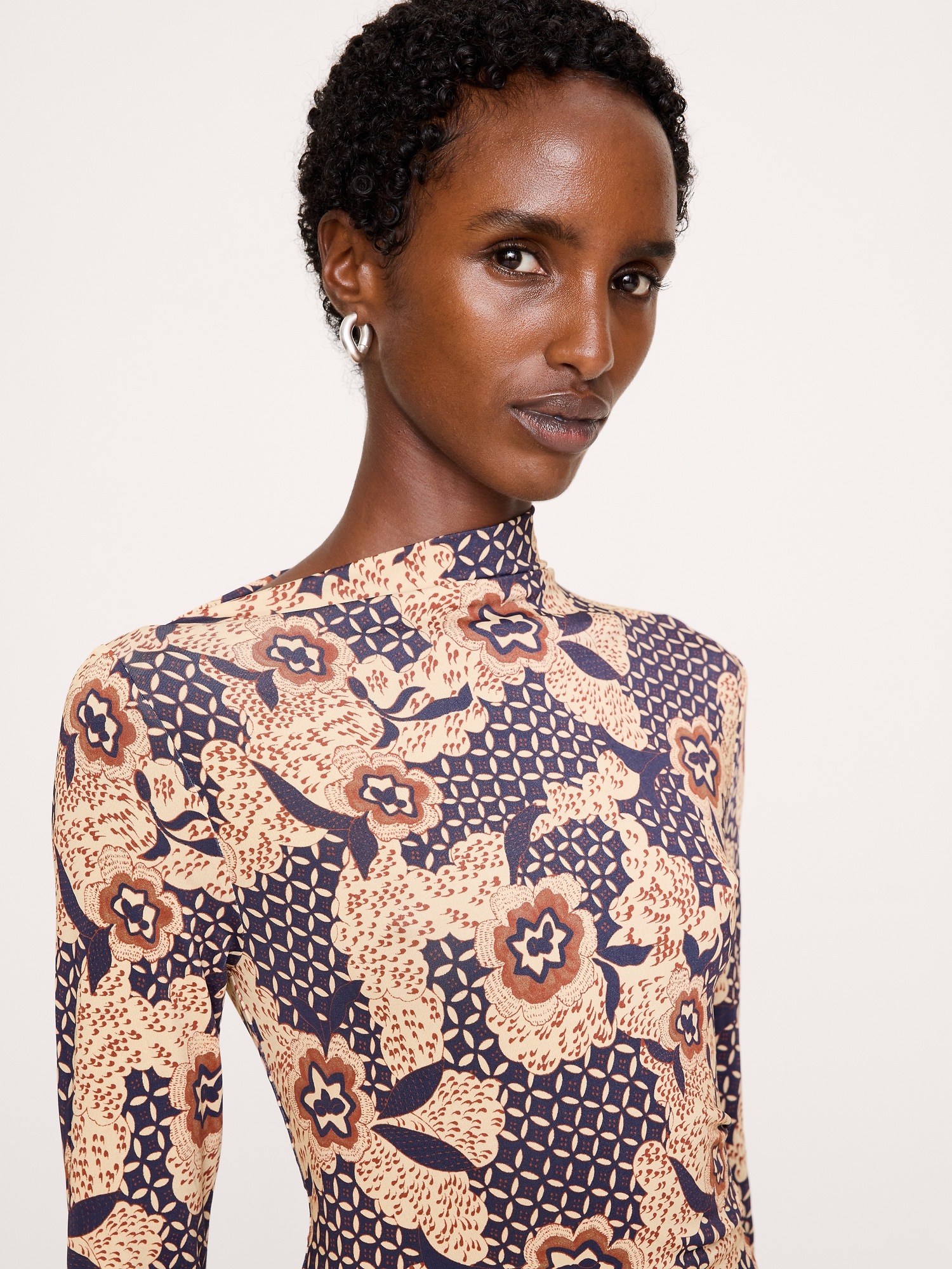 Женский топ Banana Republic Jersey Draped Asymmetrical Top, цвет: Кремовый с принтом — фото 3