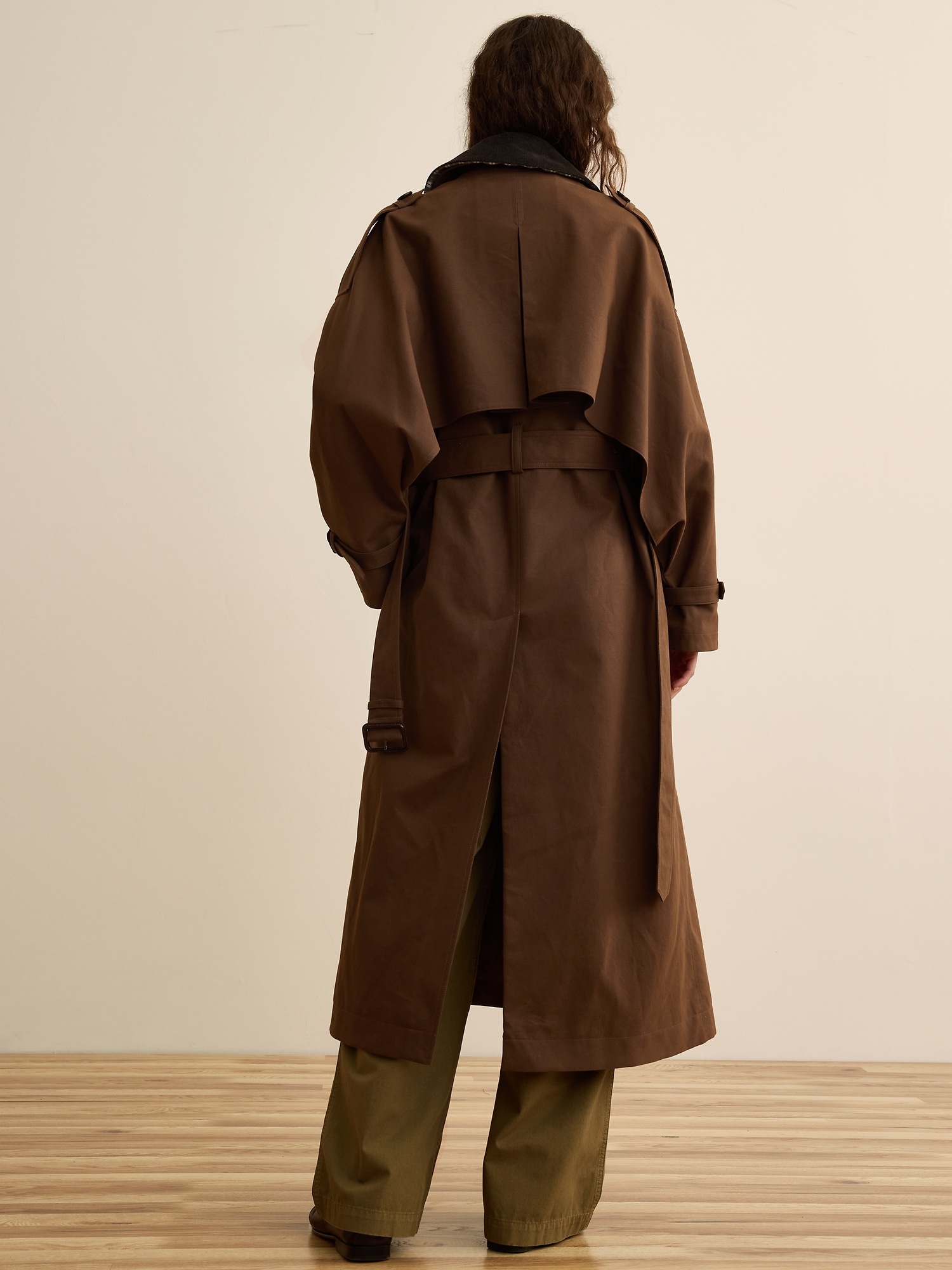 Женское пальто Banana Republic x La Ligne The Cape Trench, цвет: Коричневый — фото 2