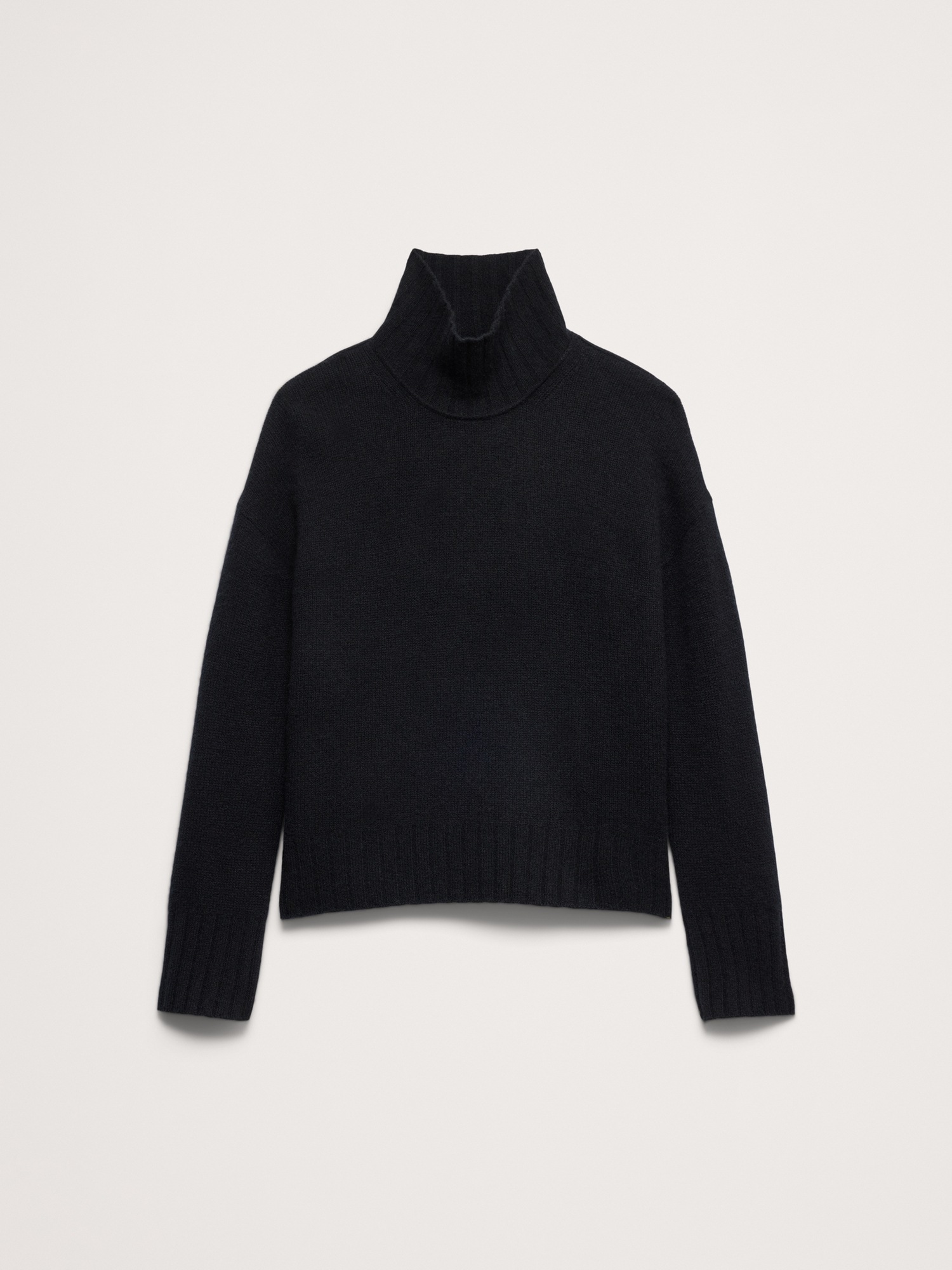 Женский свитер Banana Republic Oversized Cashmere Turtleneck, цвет: Чёрный — фото 2