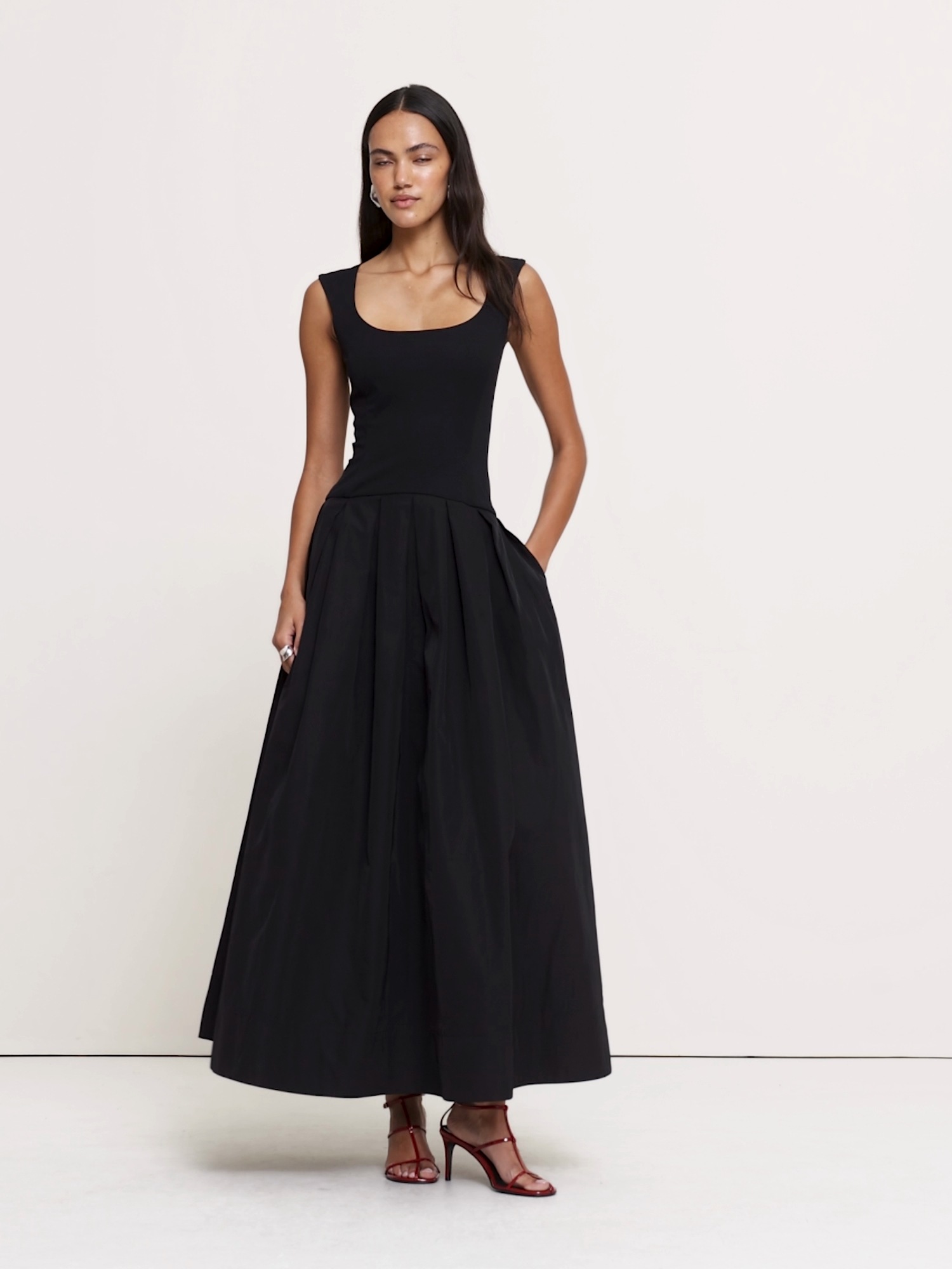 Женское платье Banana Republic Jersey + Taffeta Drop-Waist Maxi, цвет: Чёрный — фото 4